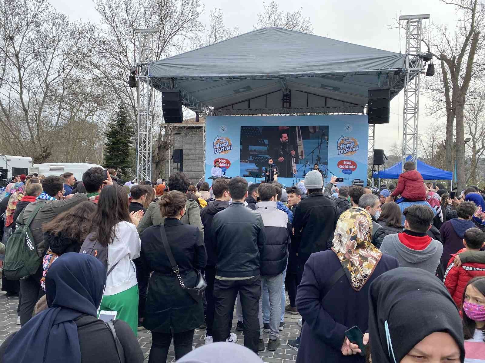 İstanbul Beykoz’da bu yıl ikincisi düzenlenen ‘Hamsi Festivali’ yoğun ilgi gördü. 3 ton hamsi ikramı yapılan şenlikte vatandaşlar hamsiye, horona ...