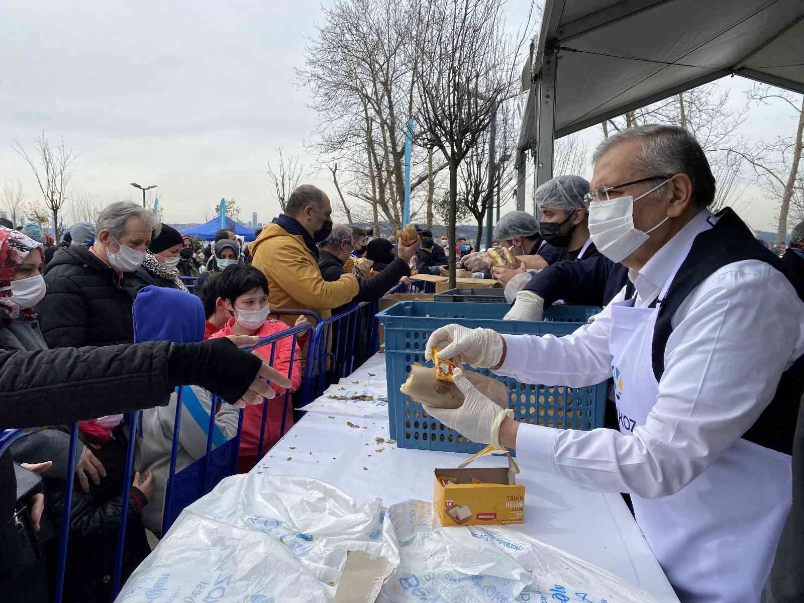 İstanbul Beykoz’da bu yıl ikincisi düzenlenen ‘Hamsi Festivali’ yoğun ilgi gördü. 3 ton hamsi ikramı yapılan şenlikte vatandaşlar hamsiye, horona ...