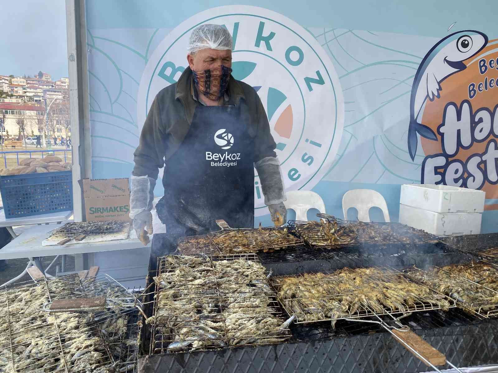 İstanbul Beykoz’da bu yıl ikincisi düzenlenen ‘Hamsi Festivali’ yoğun ilgi gördü. 3 ton hamsi ikramı yapılan şenlikte vatandaşlar hamsiye, horona ...