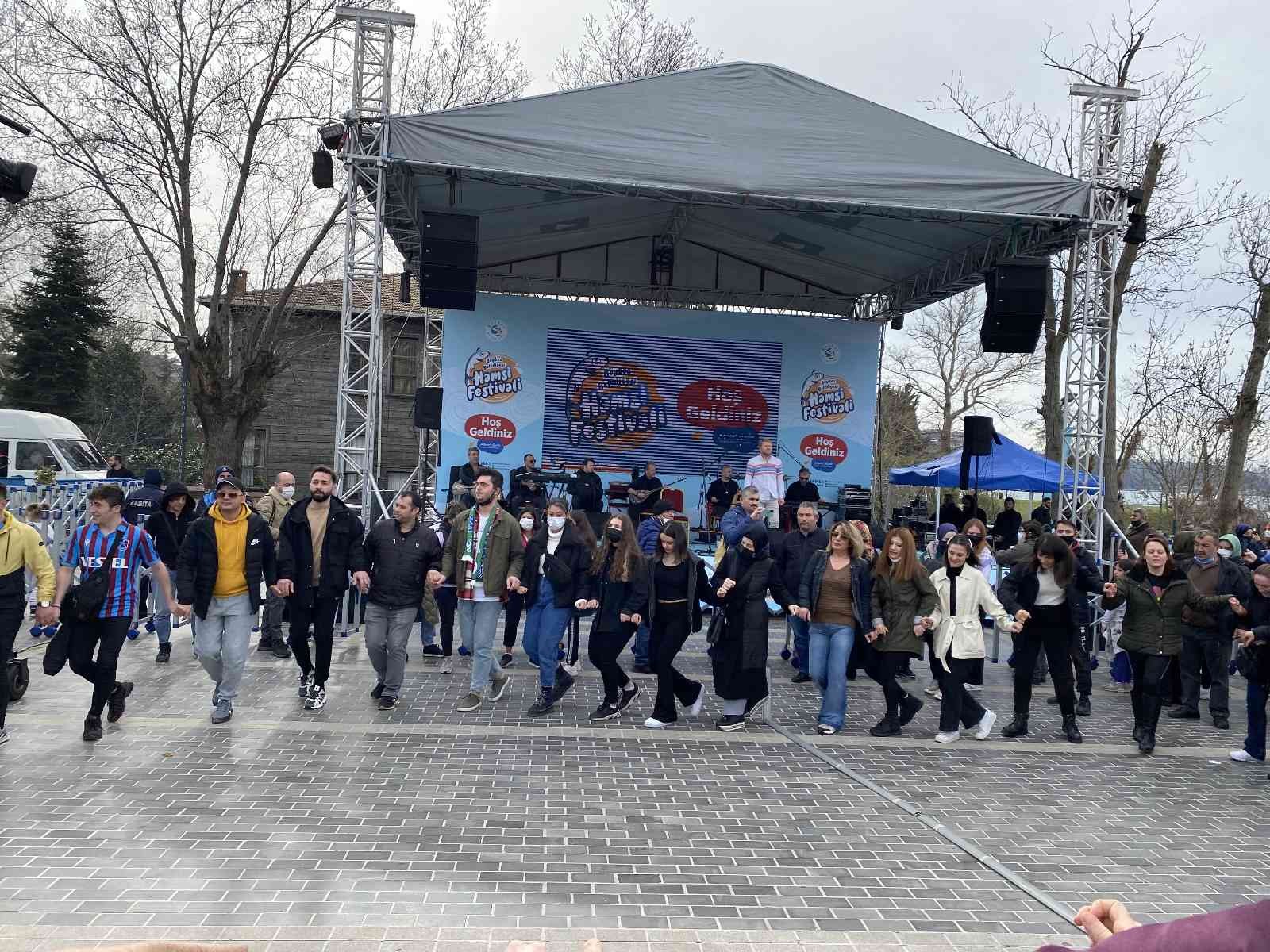 İstanbul Beykoz’da bu yıl ikincisi düzenlenen ‘Hamsi Festivali’ yoğun ilgi gördü. 3 ton hamsi ikramı yapılan şenlikte vatandaşlar hamsiye, horona ...