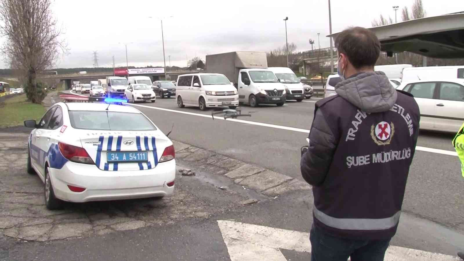 İstanbul İl Emniyet Müdürlüğü ve Trafik Denetleme Şube Müdürlüğüne bağlı ekipler trafiğin yoğun olduğu noktalarda dron ile havadan trafik ...