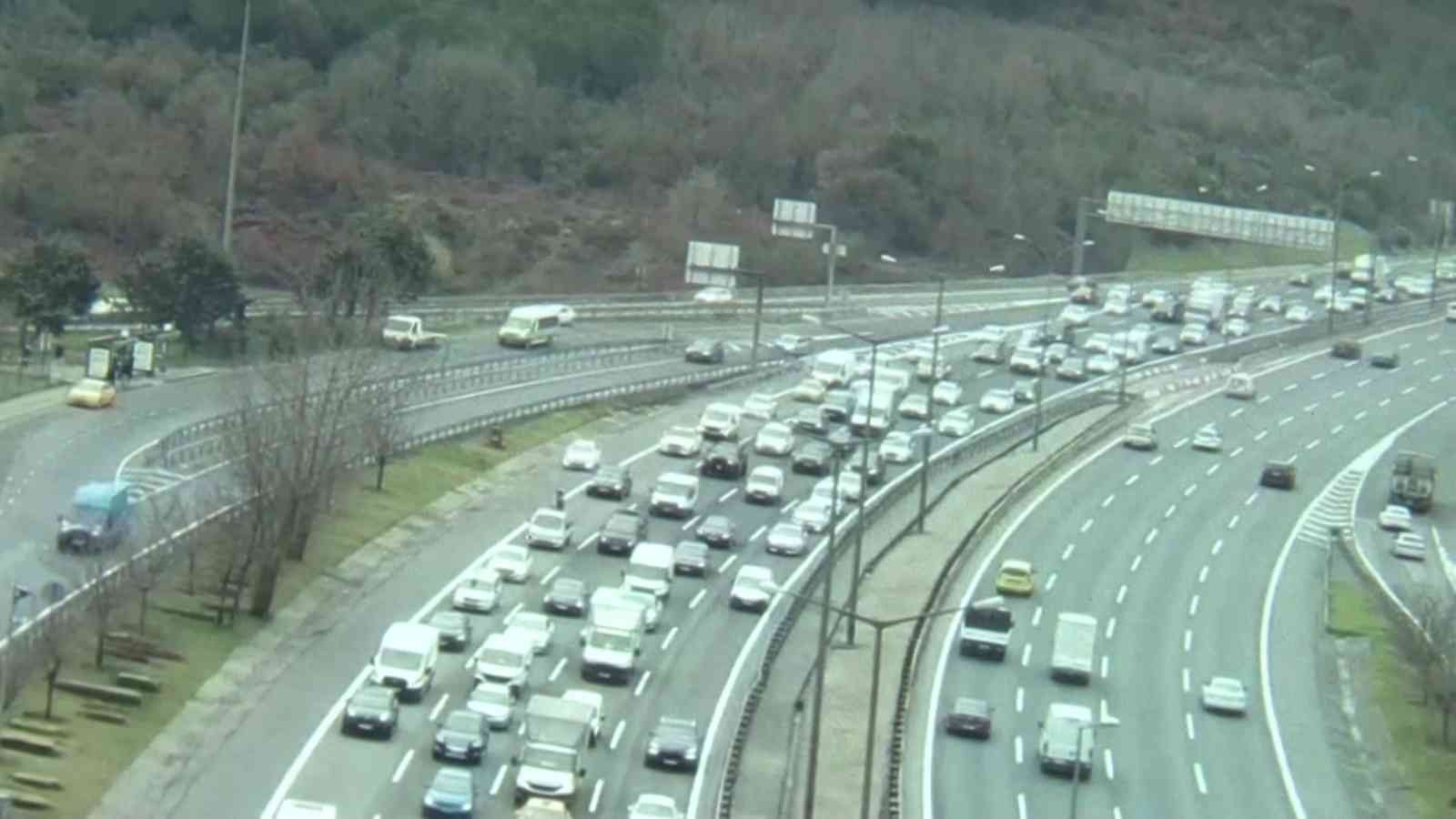 İstanbul İl Emniyet Müdürlüğü ve Trafik Denetleme Şube Müdürlüğüne bağlı ekipler trafiğin yoğun olduğu noktalarda dron ile havadan trafik ...