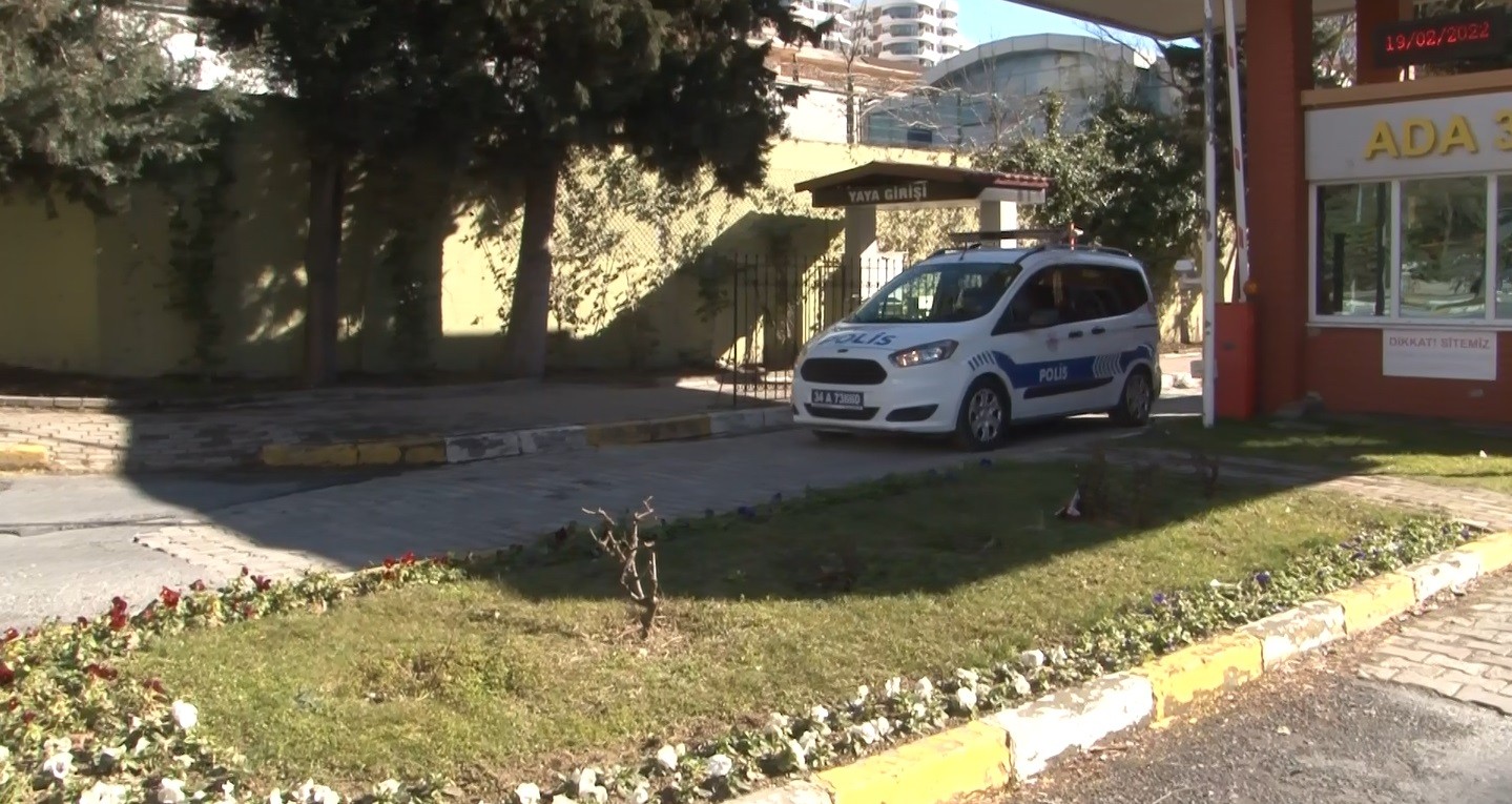 Beylikdüzü’nde yabancı uyruklu bir kadın, 3 yaşındaki oğlunu boğazını keserek öldürdü. Kadın gözaltına alınırken, olayla ilgili polisin ...