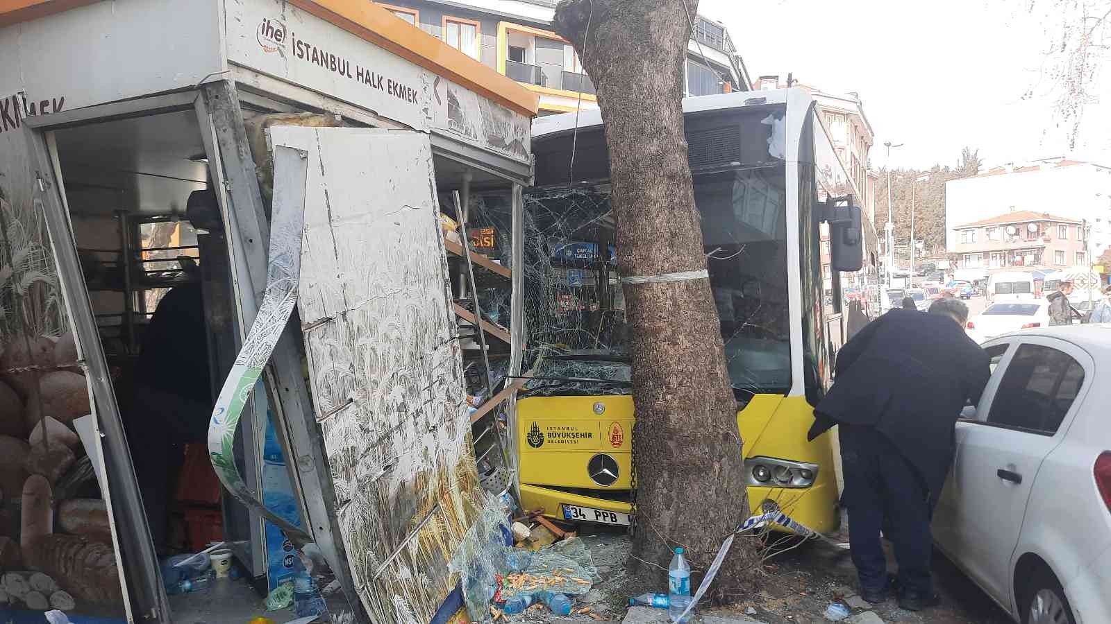 Beyoğlu’nda İETT otobüsü Halk Ekmek büfesine daldı, kazada büfedeki görevli yaralandı. Kazanın yaşandığı esnada büfe önünde sırada bekleyen ...