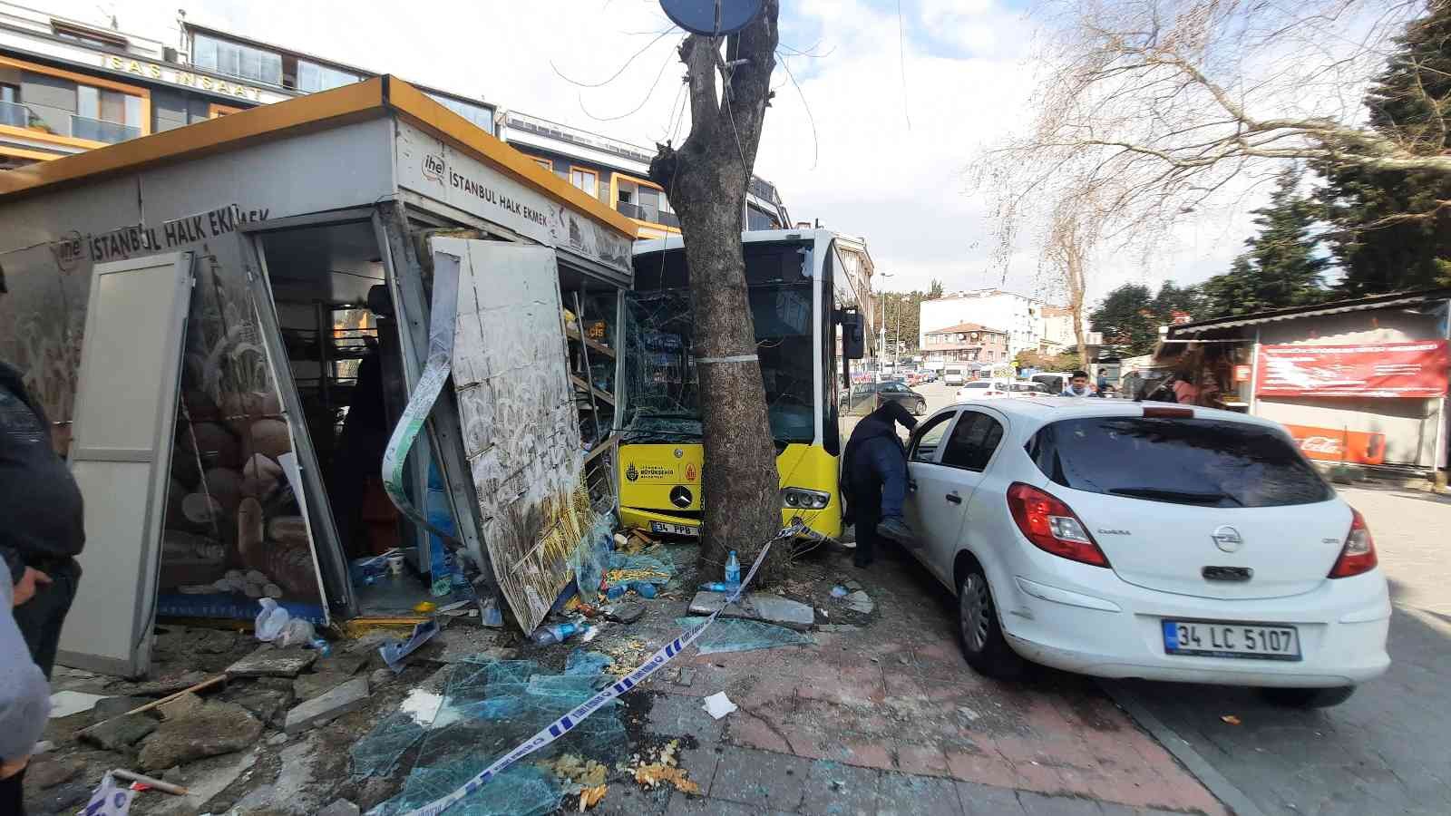 Beyoğlu’nda İETT otobüsü Halk Ekmek büfesine daldı, kazada büfedeki görevli yaralandı. Kazanın yaşandığı esnada büfe önünde sırada bekleyen ...