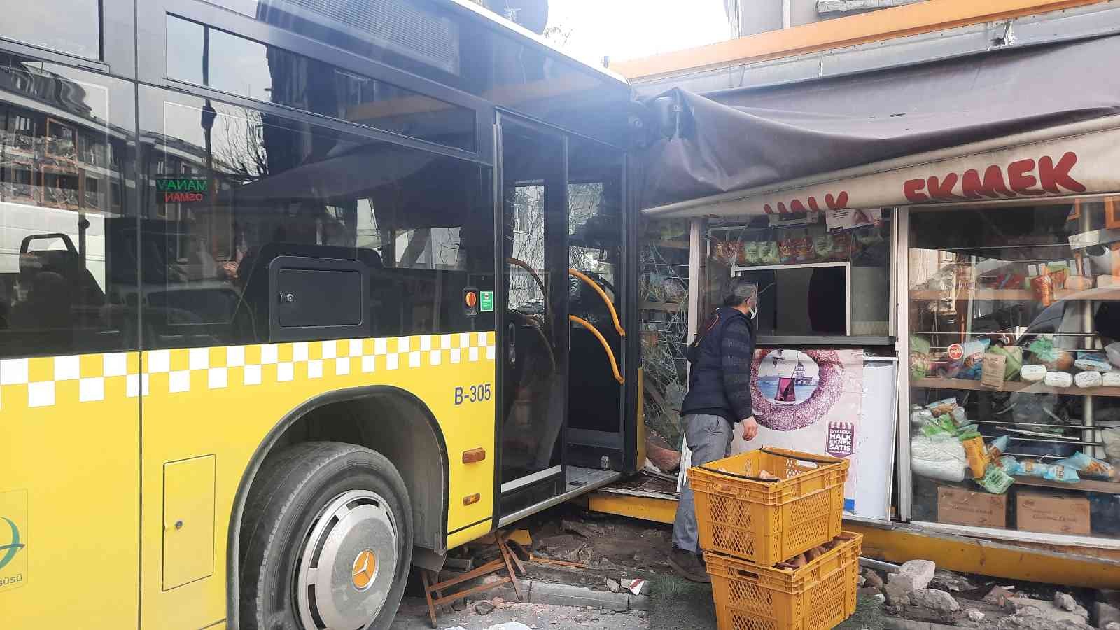 Beyoğlu’nda İETT otobüsü Halk Ekmek büfesine daldı, kazada büfedeki görevli yaralandı. Kazanın yaşandığı esnada büfe önünde sırada bekleyen ...