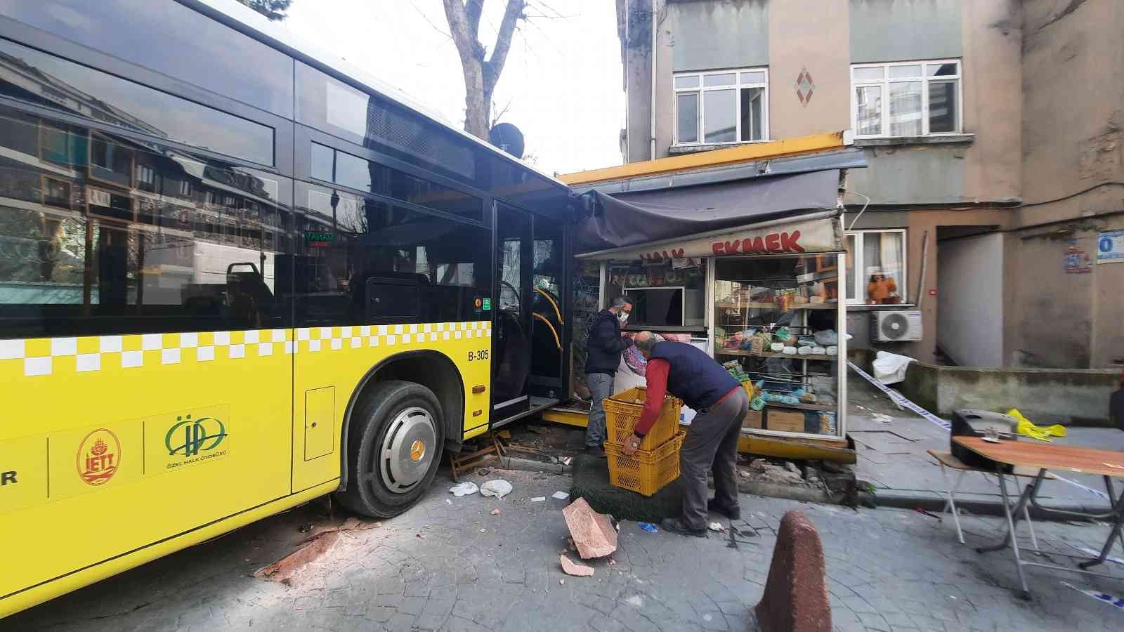 Beyoğlu’nda İETT otobüsü Halk Ekmek büfesine daldı, kazada büfedeki görevli yaralandı. Kazanın yaşandığı esnada büfe önünde sırada bekleyen ...