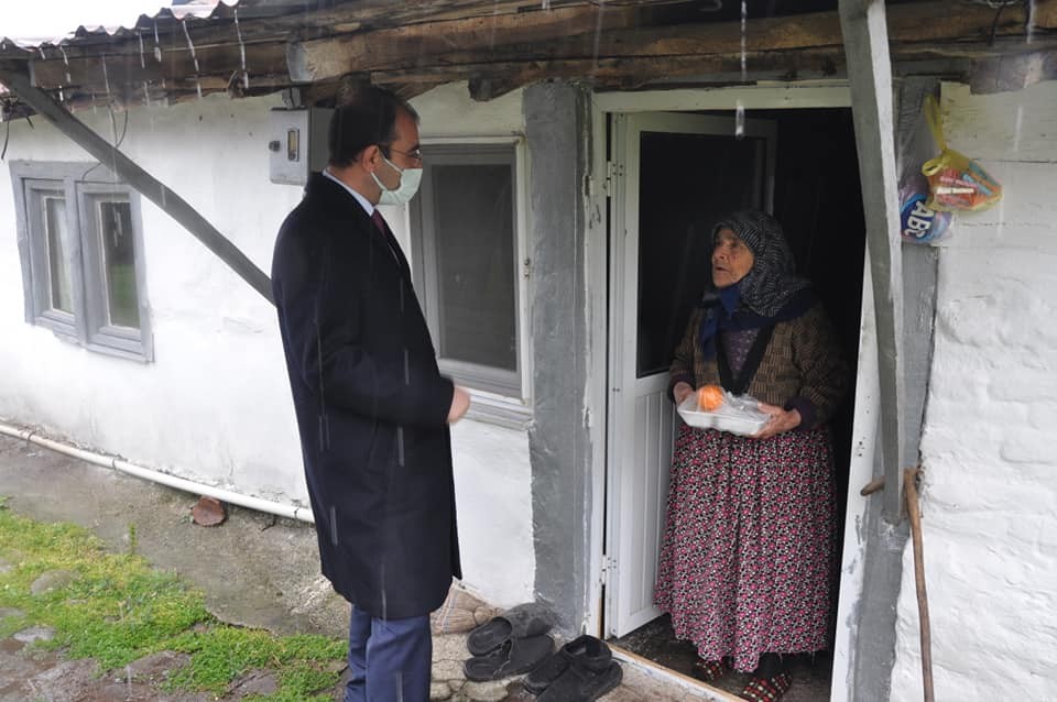 Çanakkale’nin Biga ilçesinde kaymakamlık tarafından Aşevi Projesi hayata geçirildi. Bu kapsamda 400 kişiye günlük sıcak yemek dağıtılıyor. Biga ...