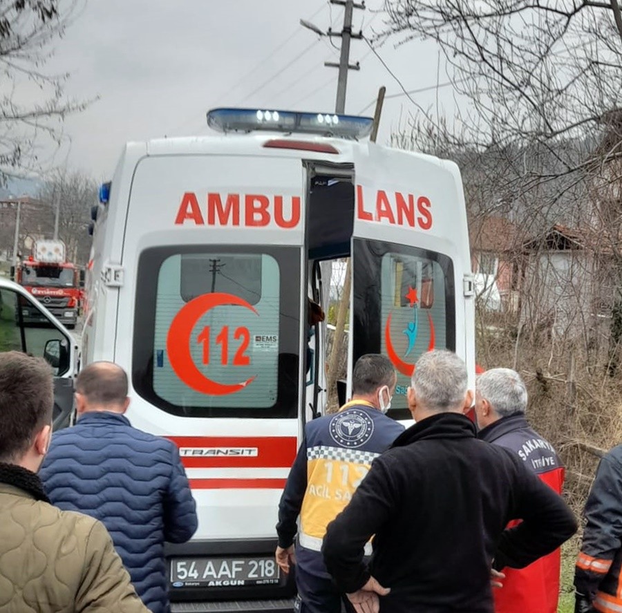 Sakarya’nın Sapanca ilçesinde budadığı ağacın dalı çarpan vatandaş fenalaşarak ağaçta mahsur kaldı. Ağaçta fenalaşan vatandaşın yardımına itfaiye ...