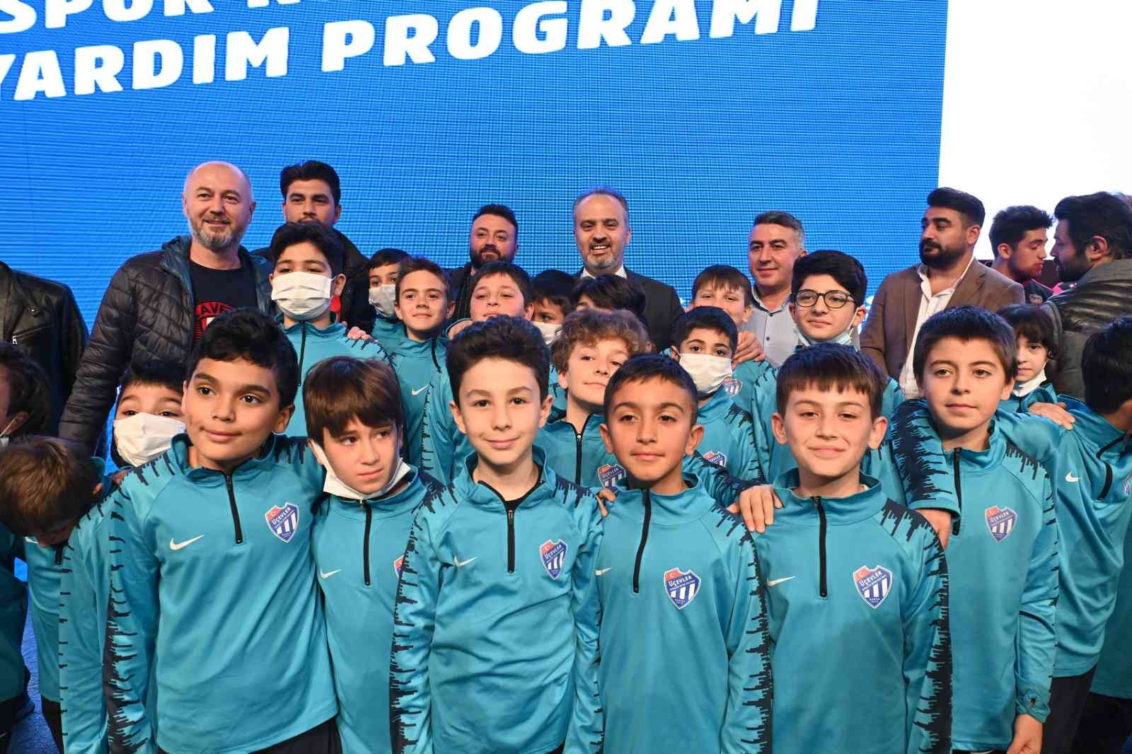 Bursa’da sporun çıtasını yükseltmek amacıyla her alanda önemli projelere imza atan Büyükşehir Belediyesi, amatör spor kulüplerine hizmetlerini ...