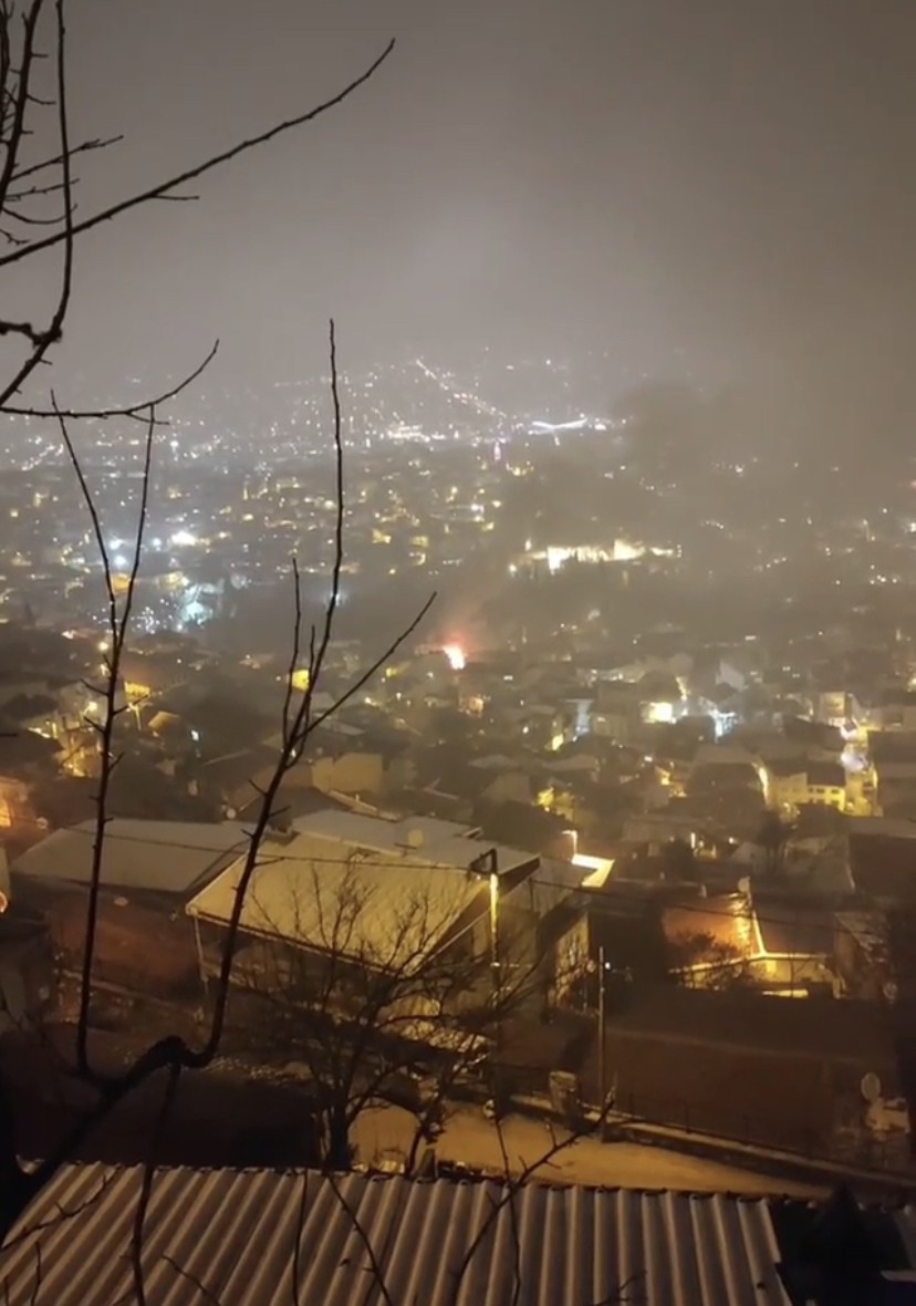 Bursa’da ahşap binada çıkan yangında alevler geceyi aydınlatırken itfaiye ekipleri yangını söndürmek için yoğun çaba sarf etti. Yangın, Uludağ’ın ...