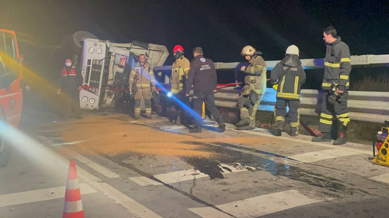 Bursa’da et yüklü kamyon virajı alamayarak yan yattı. Kazanın şiddetiyle sürücü kabininin bariyerlere çarpması sonucu olay yerinde hayatını ...