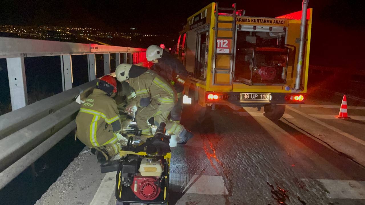 Bursa’da et yüklü kamyon virajı alamayarak yan yattı. Kazanın şiddetiyle sürücü kabininin bariyerlere çarpması sonucu olay yerinde hayatını ...