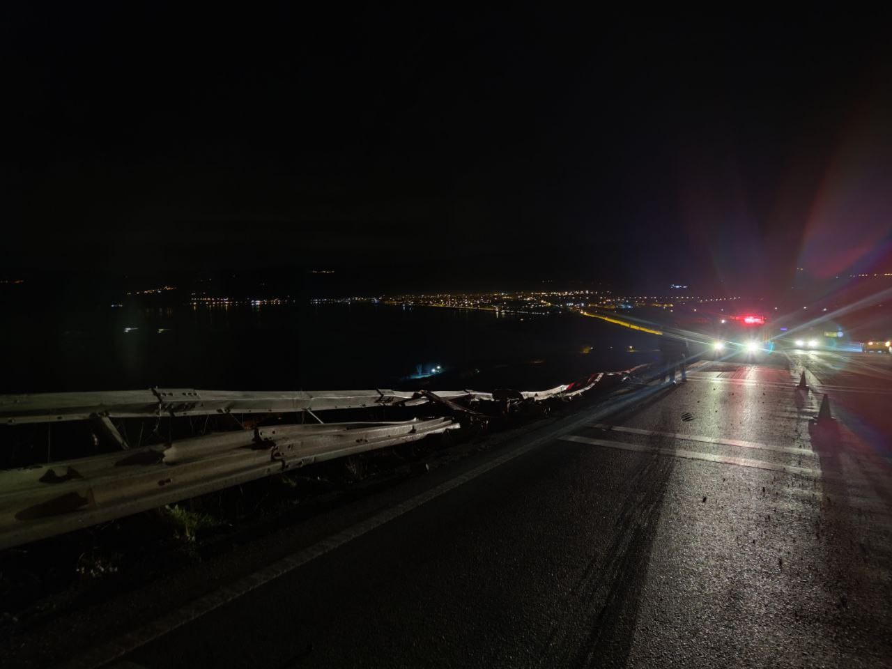 Bursa’da et yüklü kamyon virajı alamayarak yan yattı. Kazanın şiddetiyle sürücü kabininin bariyerlere çarpması sonucu olay yerinde hayatını ...