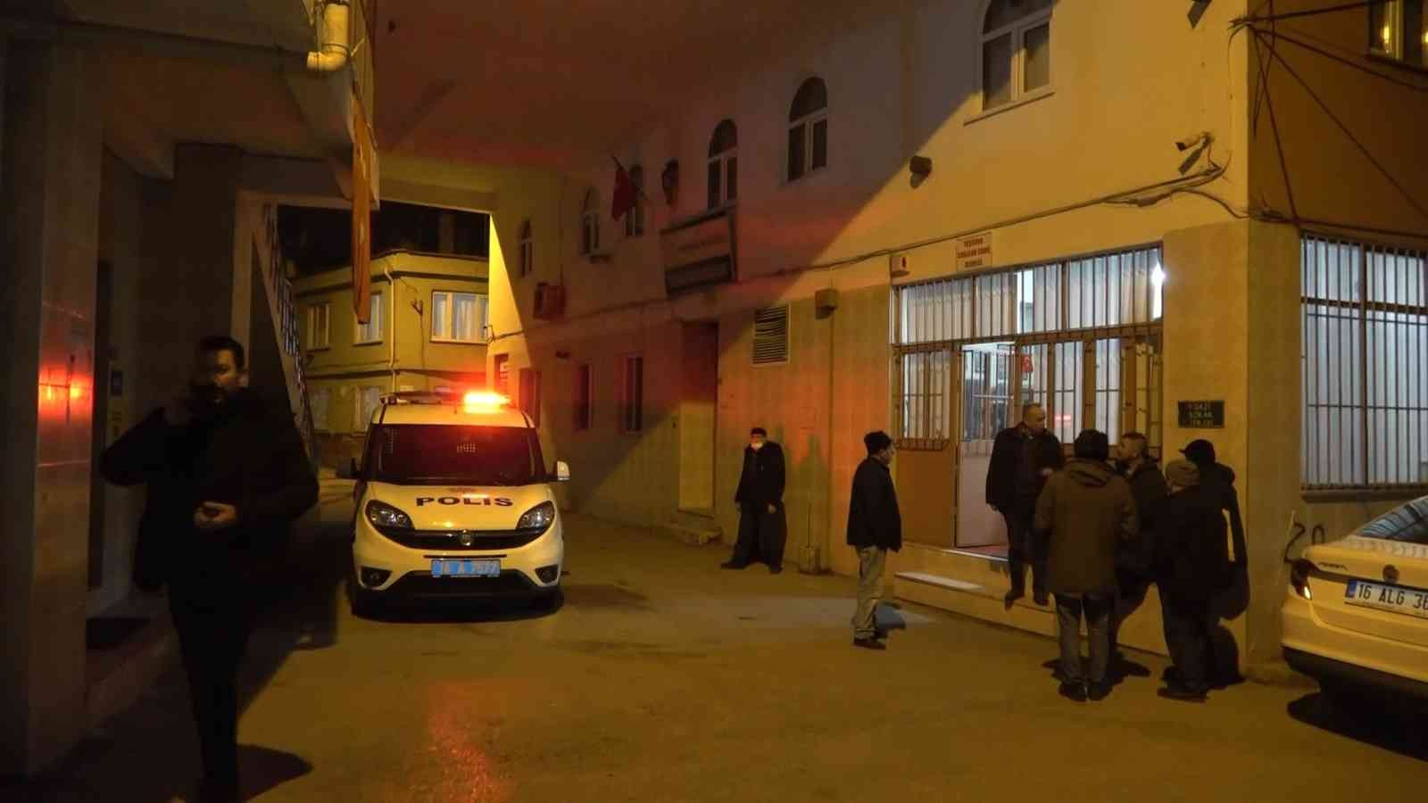 Bursa’da geceyi geçirmek için girdiği camide kendisini engellemeye çalışan imamı 3 yerinden bıçakladıktan sonra gözaltına alınan zanlı sevk ...