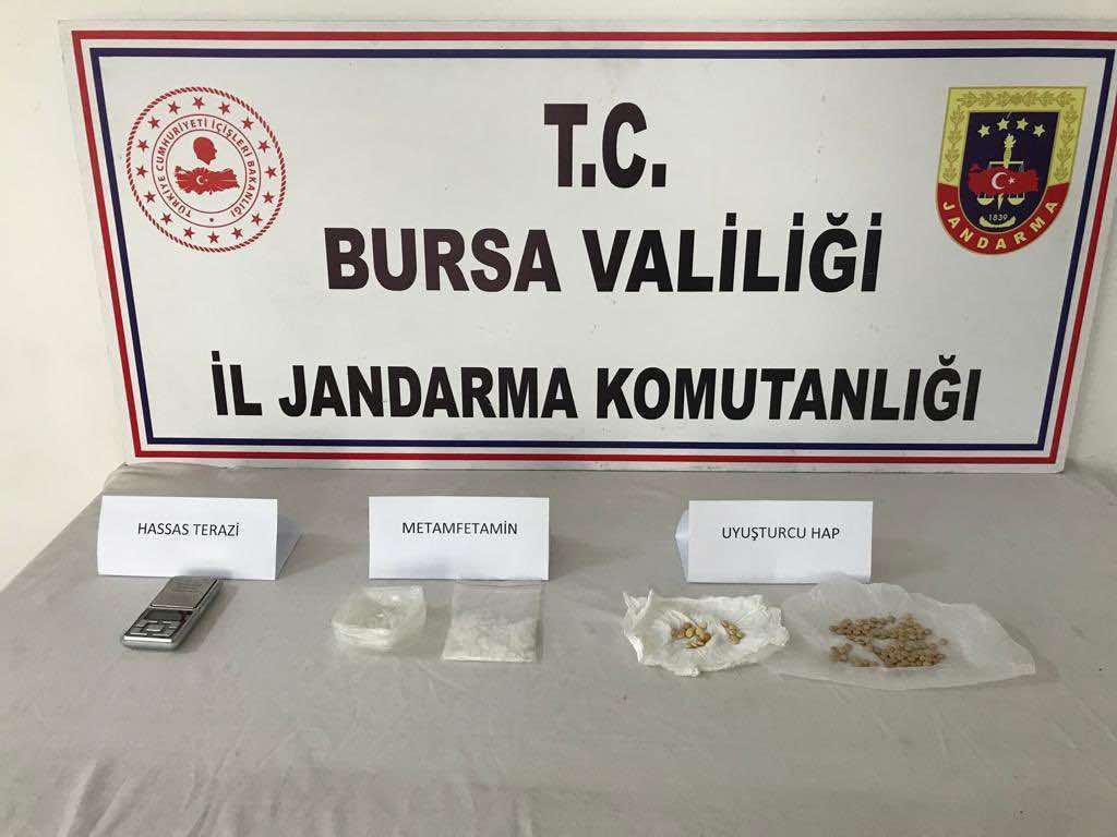 Bursa’da jandarma ekiplerinin 2 şüpheli şahısın uyuşturucu madde ticareti yaptığı bilgisini alması üzerine şüphelilerin evinde yapılan aramada 46 ...