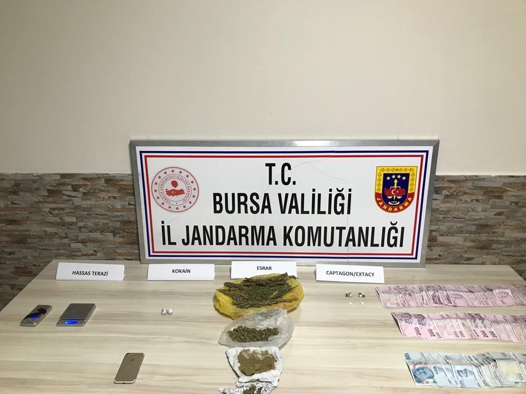 Bursa’da jandarma ekiplerinin 2 şüpheli şahısın uyuşturucu madde ticareti yaptığı bilgisini alması üzerine şüphelilerin evinde yapılan aramada 46 ...