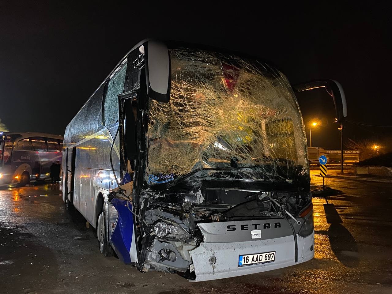 Bursa’da Kamilkoç firmasına ait otobüs tıra arkadan çarptı. Otobüste bulunan 20 yolcu ölümden dönerken muavin ise sıkışarak yaralandı. Kaza, 22 ...