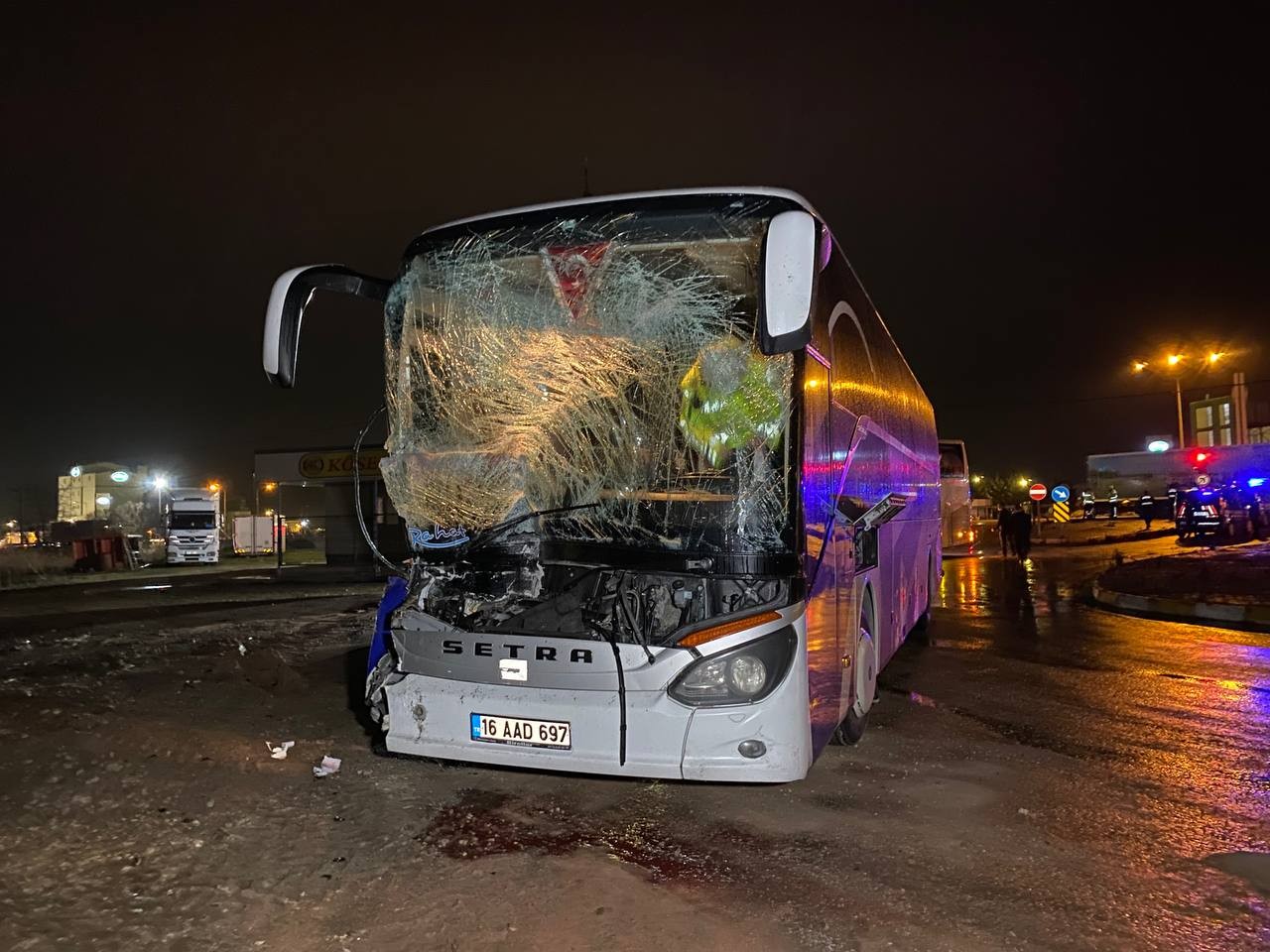 Bursa’da Kamilkoç firmasına ait otobüs tıra arkadan çarptı. Otobüste bulunan 20 yolcu ölümden dönerken muavin ise sıkışarak yaralandı. Kaza, 22 ...