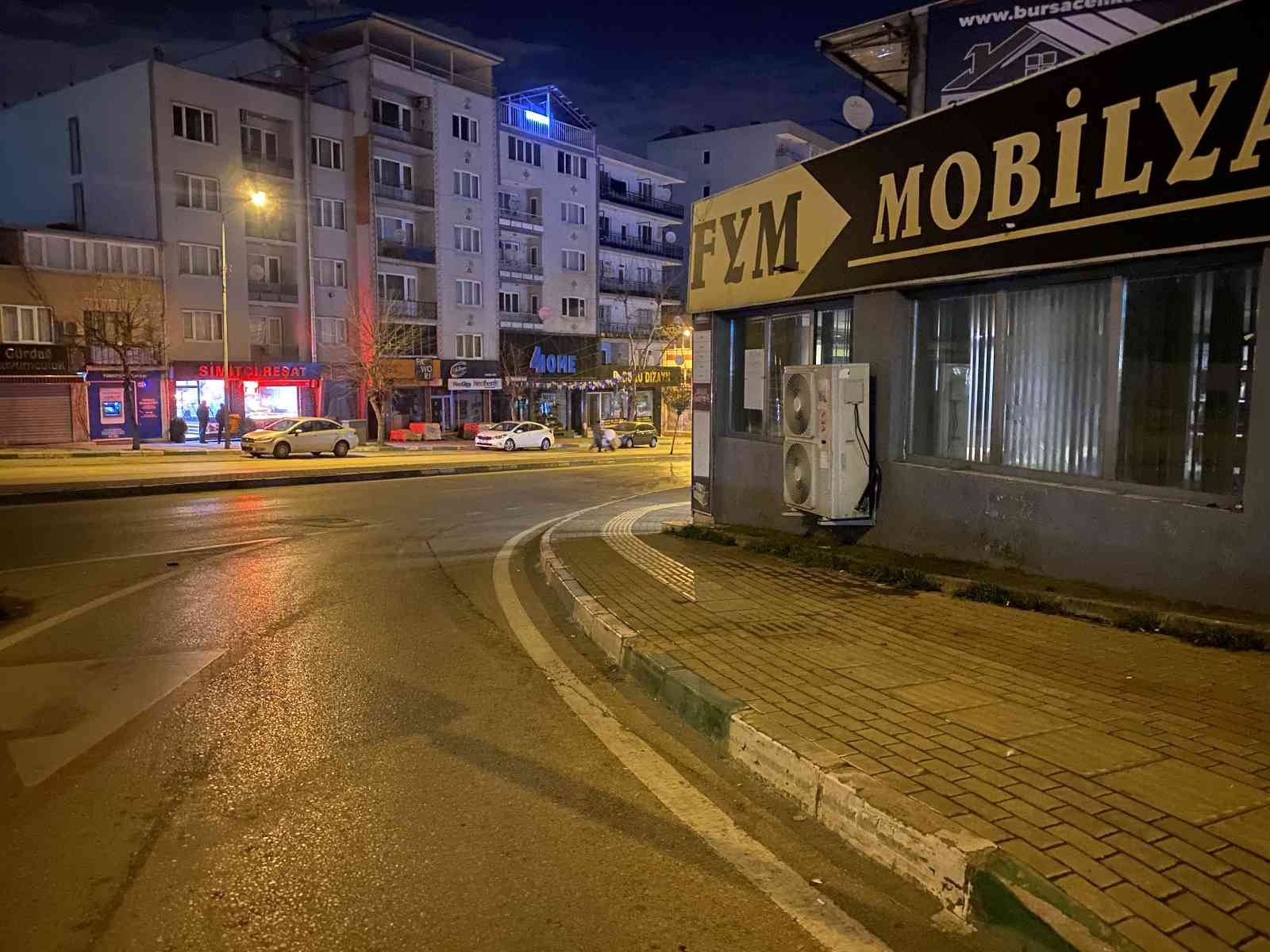 Bursa’da servis minibüsü kavşakta başka bir araçla çarpıştıktan sonra mobilya dükkanına girdi. Kaza, merkez Yıldırım ilçesi Profesör Tezok ...