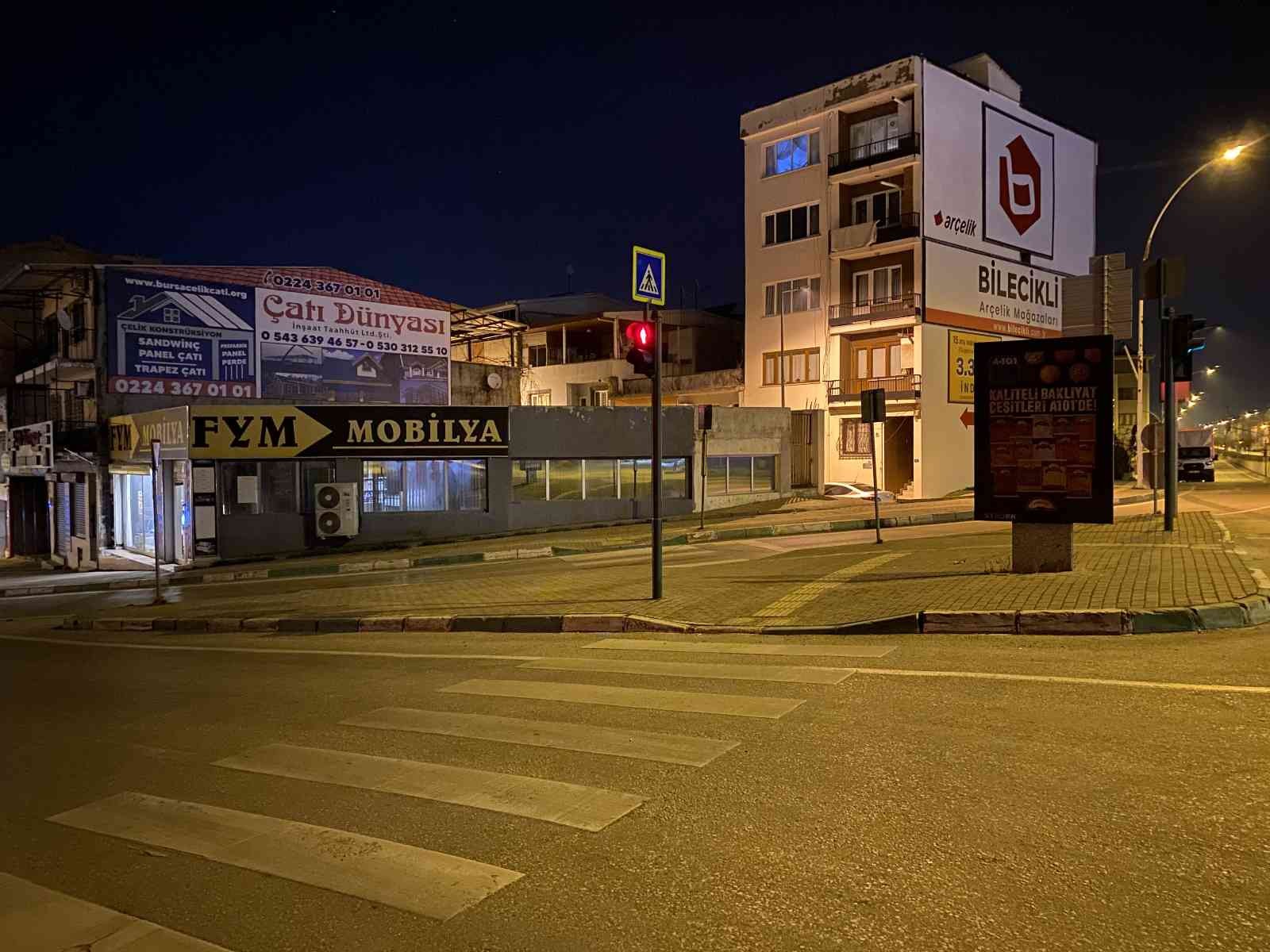 Bursa’da servis minibüsü kavşakta başka bir araçla çarpıştıktan sonra mobilya dükkanına girdi. Kaza, merkez Yıldırım ilçesi Profesör Tezok ...