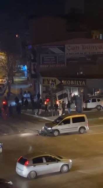 Bursa’da servis minibüsü kavşakta başka bir araçla çarpıştıktan sonra mobilya dükkanına girdi. Kaza, merkez Yıldırım ilçesi Profesör Tezok ...