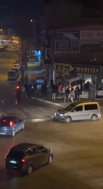 Bursa’da servis minibüsü kavşakta başka bir araçla çarpıştıktan sonra mobilya dükkanına girdi. Kaza, merkez Yıldırım ilçesi Profesör Tezok ...