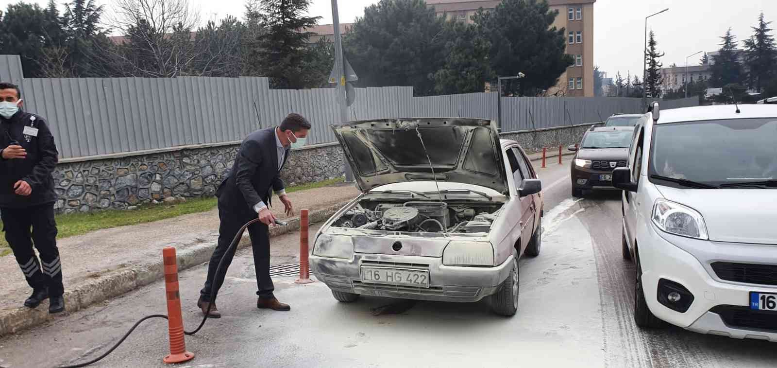 Bursa’da otomobil yangını güvenlikçilerin tüplü erken müdahalesi sonucu büyümeden söndürüldü. Olay, merkez Yıldırım ilçesi Mimarsinan Mahallesi ...