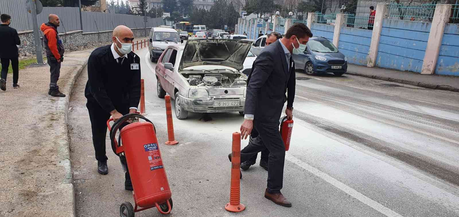 Bursa’da otomobil yangını güvenlikçilerin tüplü erken müdahalesi sonucu büyümeden söndürüldü. Olay, merkez Yıldırım ilçesi Mimarsinan Mahallesi ...