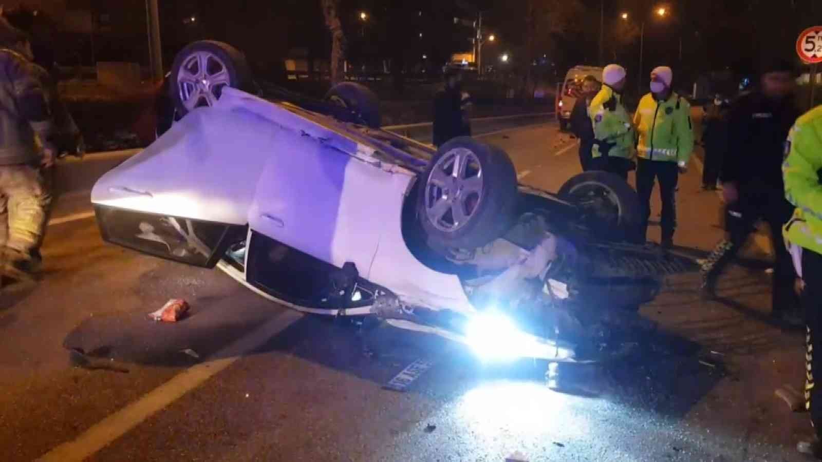 Bursa’da uygulamadan kaçan otomobil servis aracı ile çarpışarak takla attı. Takla atan otomobilde bulunan 3 kişi yaralandı. Kaza sonrası ortalık ...