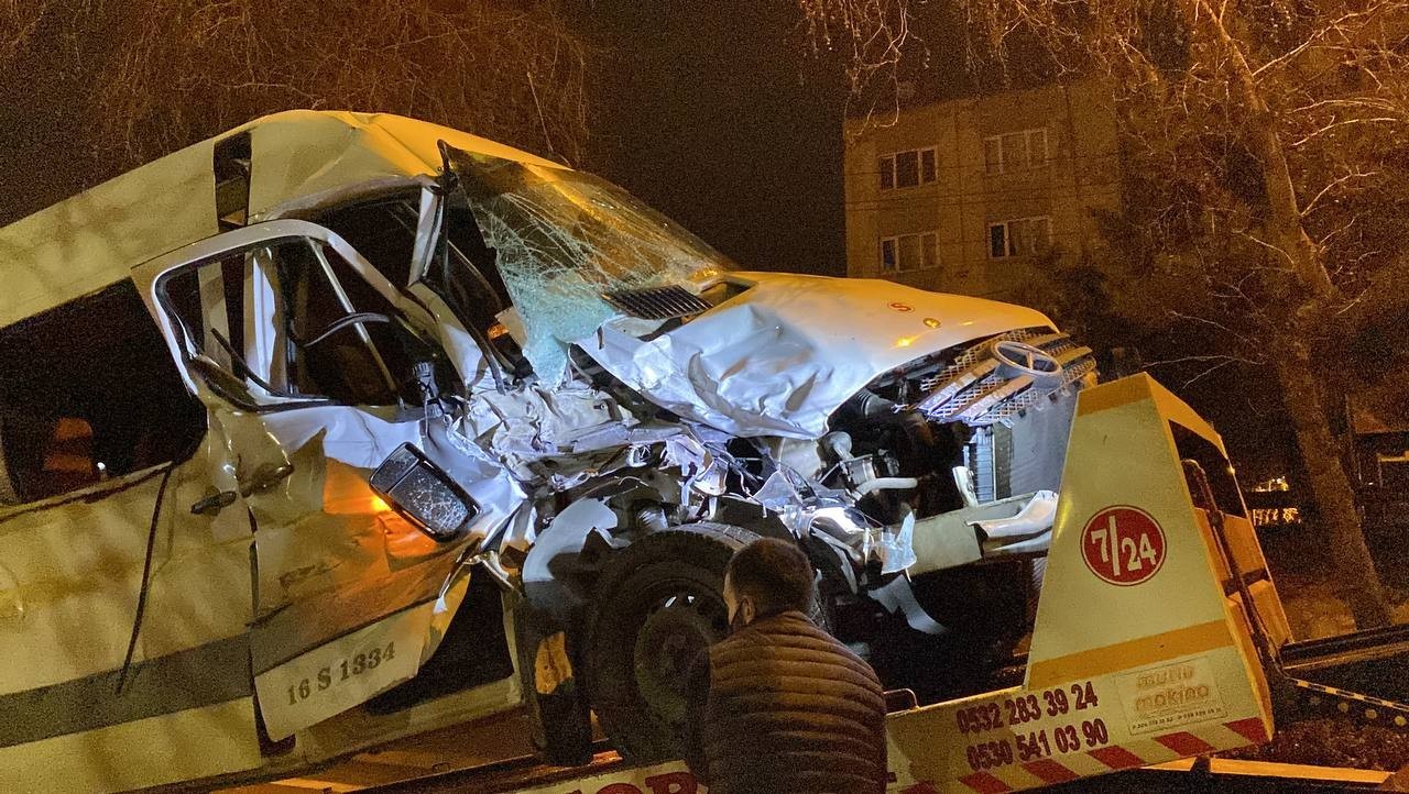 Bursa’da uygulamadan kaçan otomobil servis aracı ile çarpışarak takla attı. Takla atan otomobilde bulunan 3 kişi yaralandı. Kaza sonrası ortalık ...