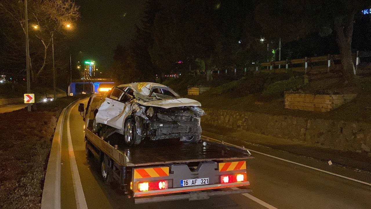 Bursa’da uygulamadan kaçan otomobil servis aracı ile çarpışarak takla attı. Takla atan otomobilde bulunan 3 kişi yaralandı. Kaza sonrası ortalık ...