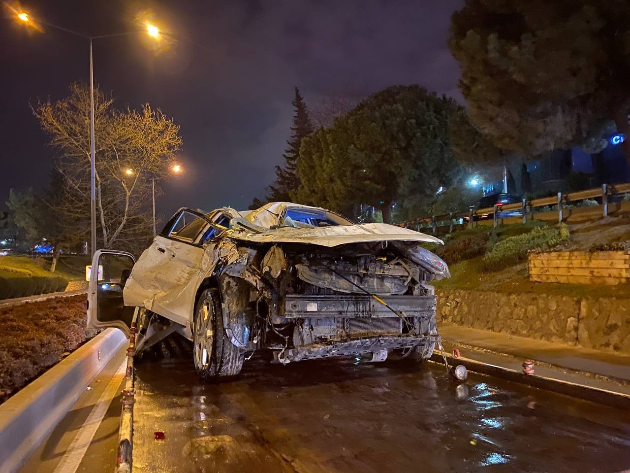 Bursa’da uygulamadan kaçan otomobil servis aracı ile çarpışarak takla attı. Takla atan otomobilde bulunan 3 kişi yaralandı. Kaza sonrası ortalık ...