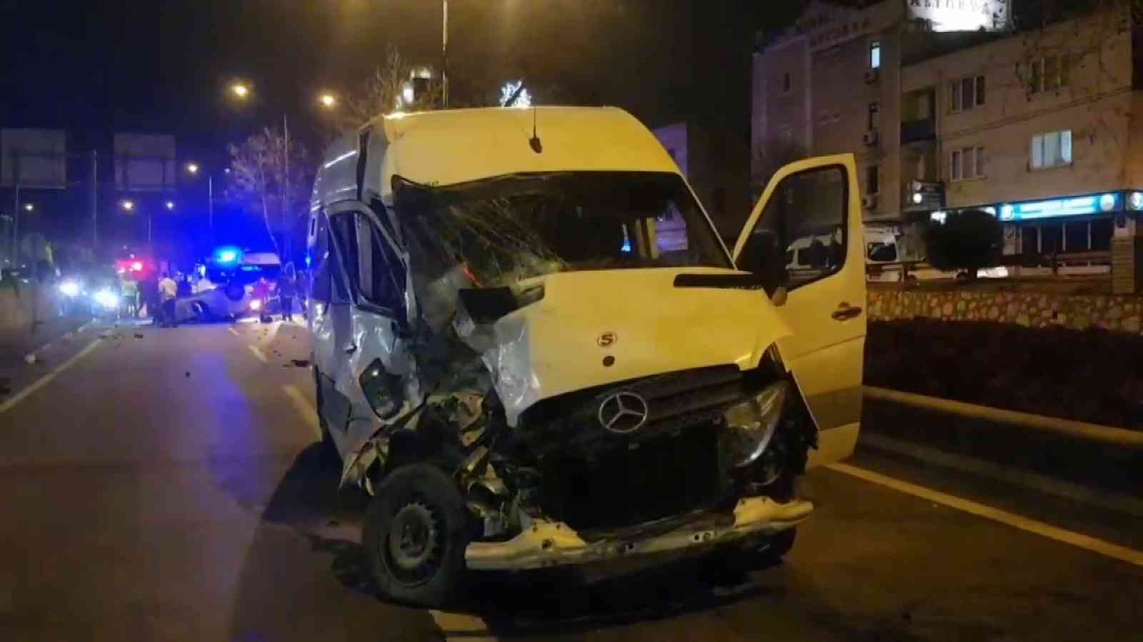 Bursa’da uygulamadan kaçan otomobil servis aracı ile çarpışarak takla attı. Takla atan otomobilde bulunan 3 kişi yaralandı. Kaza sonrası ortalık ...