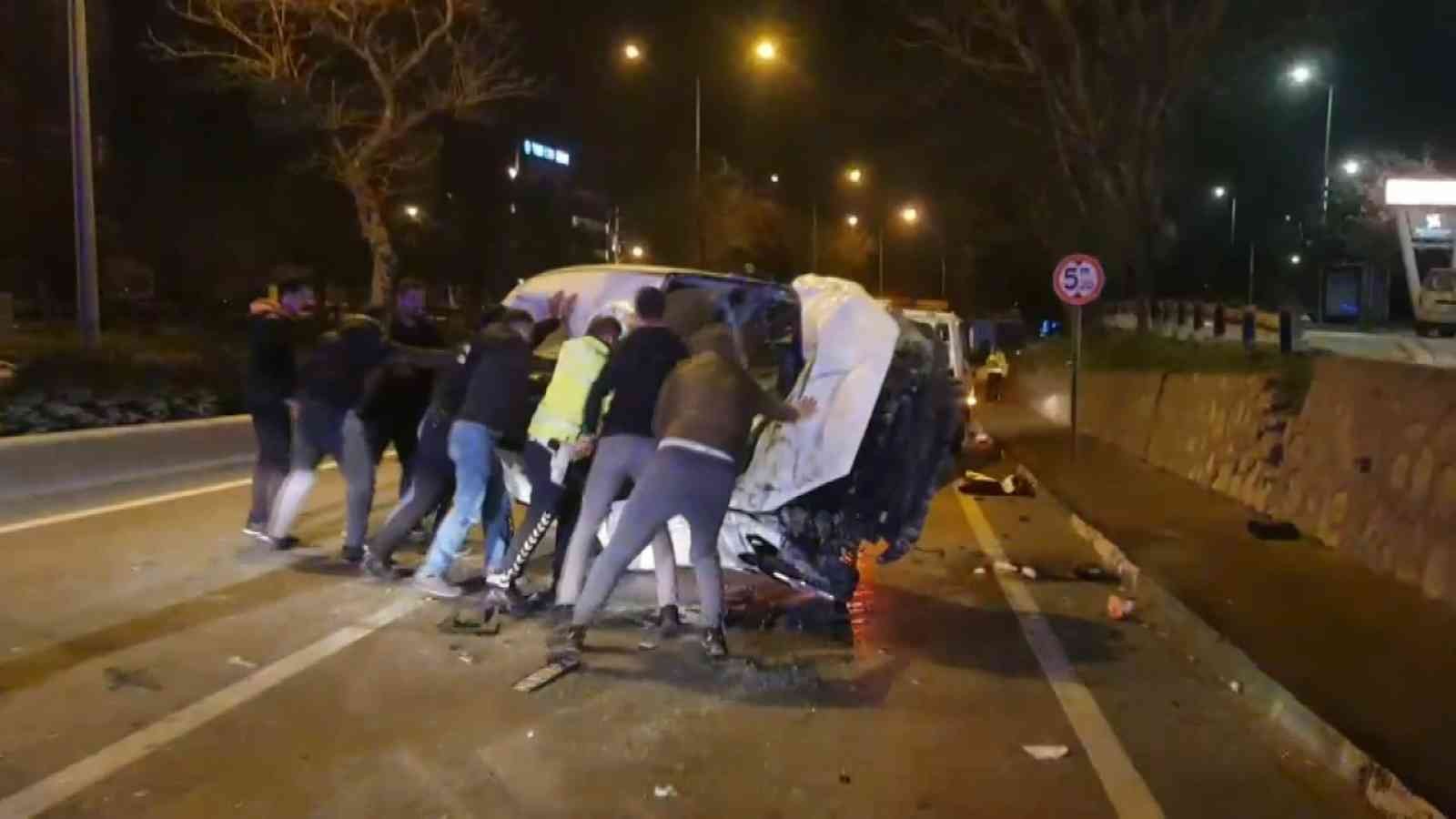 Bursa’da uygulamadan kaçan otomobil servis aracı ile çarpışarak takla attı. Takla atan otomobilde bulunan 3 kişi yaralandı. Kaza sonrası ortalık ...