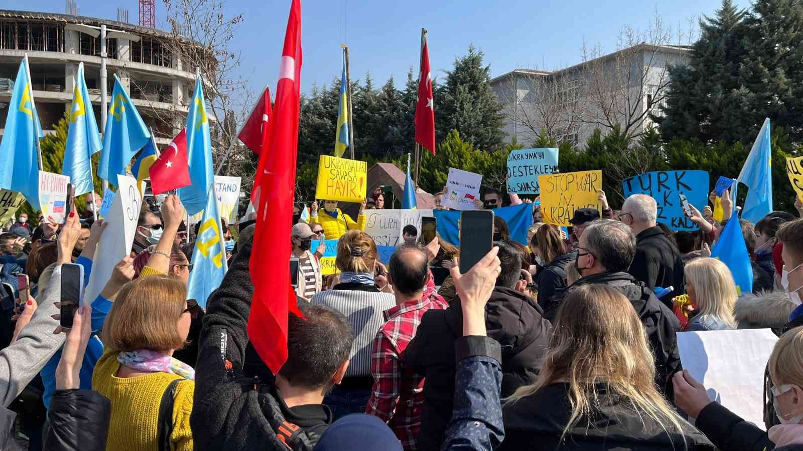 Bursa’da yaşayan Ukraynalı ve Bursalılar Rusya’yı protesto etti. Bursa’nın Nilüfer ilçesi Mikolayiv Barış parkında düzenlenen basın açıklamasına ...