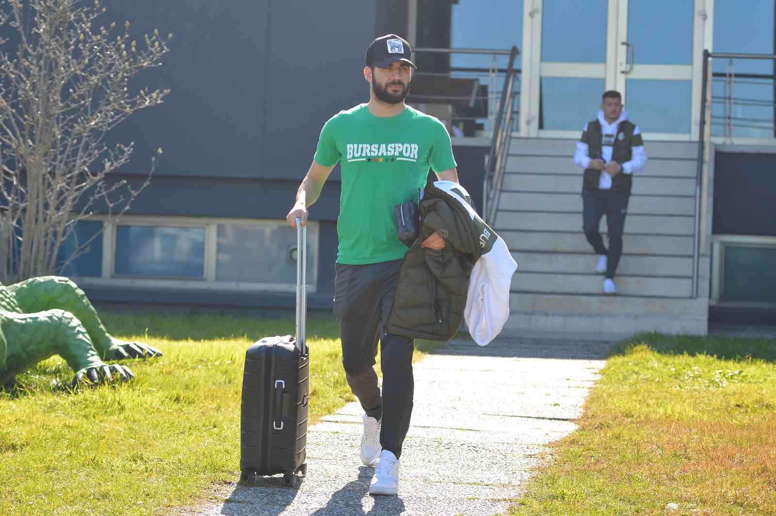 Bursaspor, yarın akşam deplasmanda karşılaşacağı Ankaragücü maçı için bugün kara yolu ile Ankara’ya hareket etti. Sakatlıktan kurtulan Hasan ...