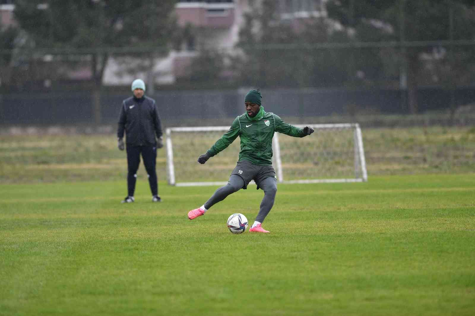 Bursaspor, Spor Toto 1. Lig’in 27. haftasında karşılaşacağı Boluspor maçının hazırlıklarına bugün yaptığı çift idmanla tamamladı. Yeşil-beyazlı ...