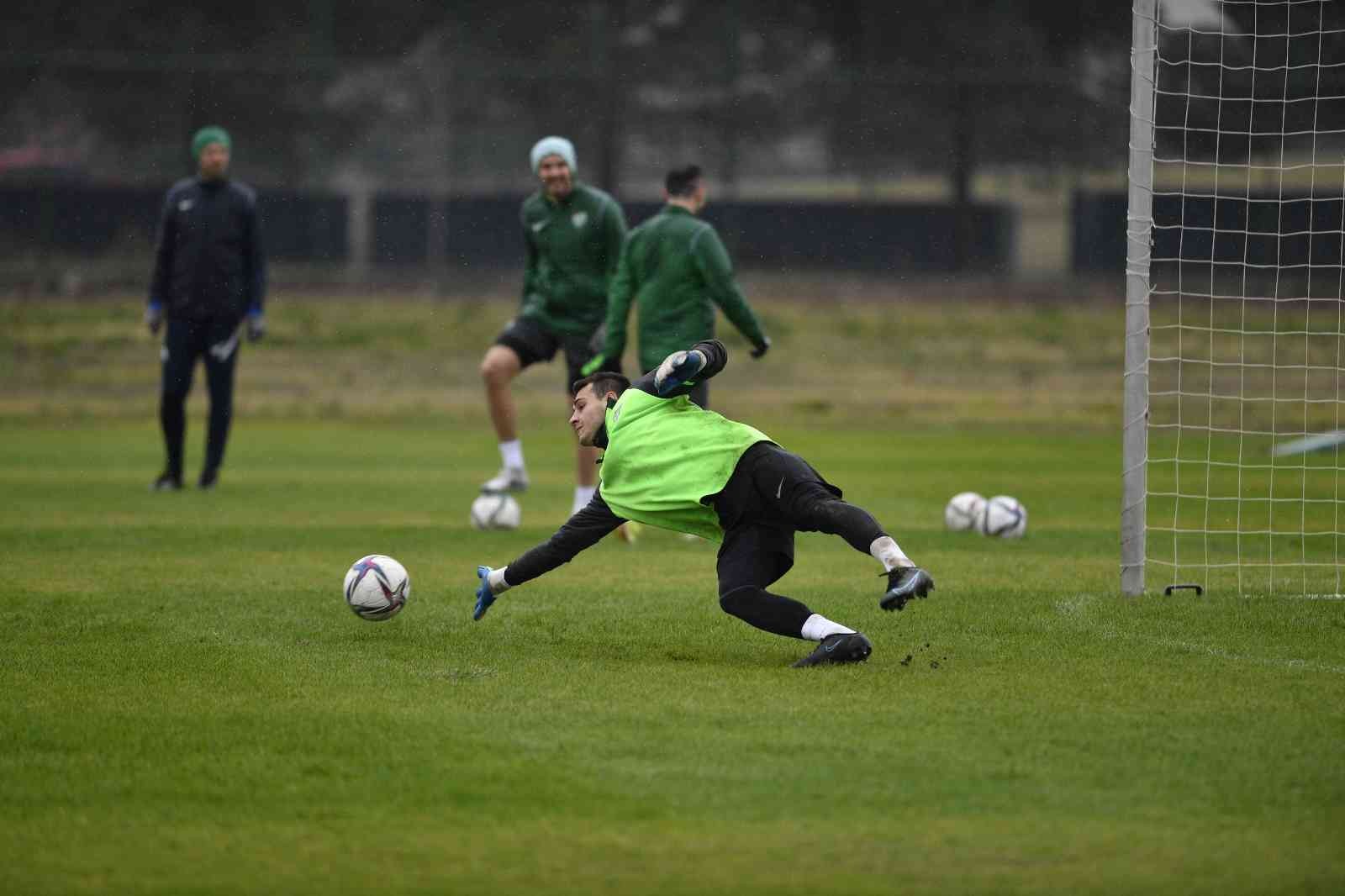 Bursaspor, Spor Toto 1. Lig’in 27. haftasında karşılaşacağı Boluspor maçının hazırlıklarına bugün yaptığı çift idmanla tamamladı. Yeşil-beyazlı ...