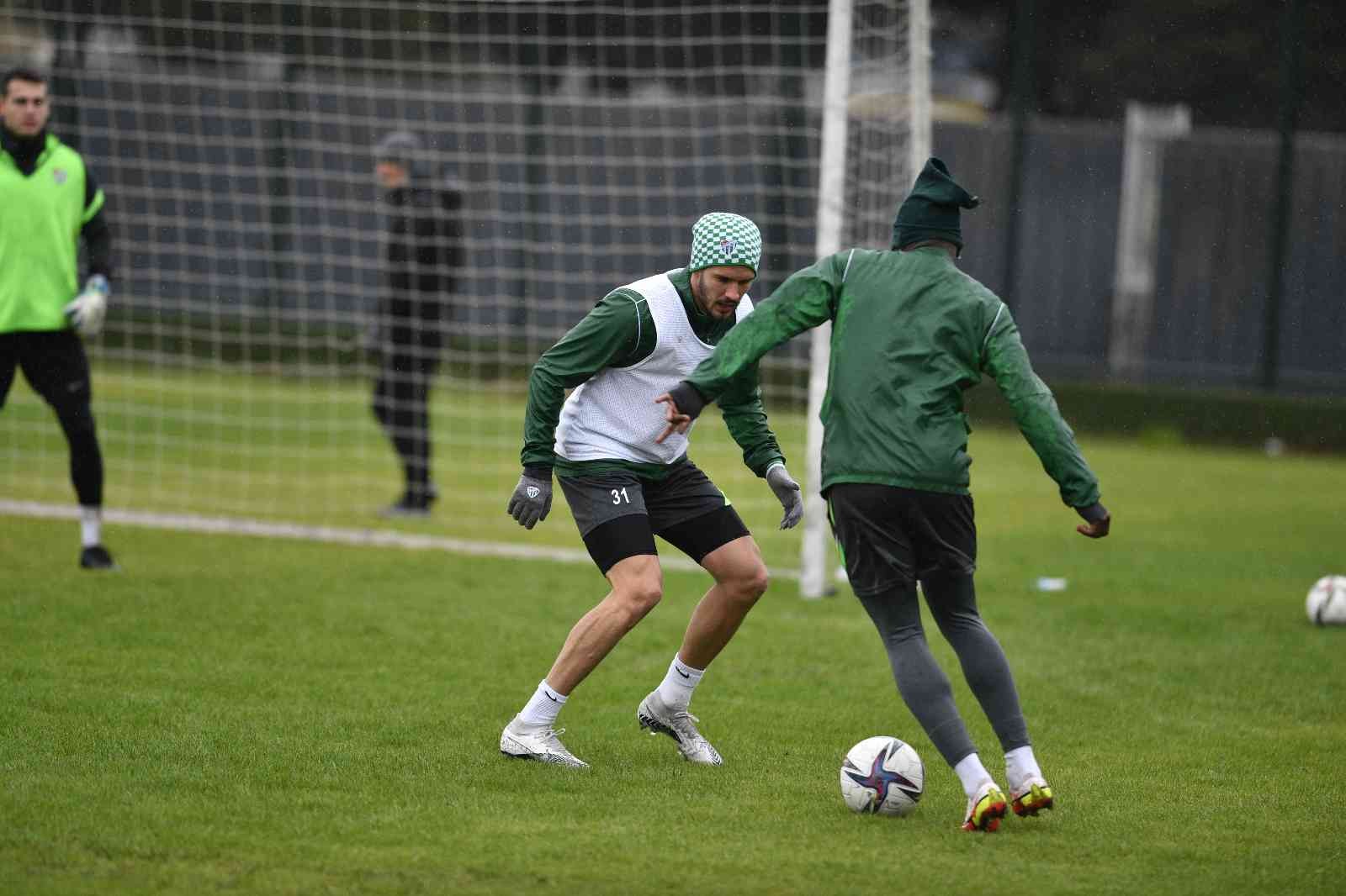 Bursaspor, Spor Toto 1. Lig’in 27. haftasında karşılaşacağı Boluspor maçının hazırlıklarına bugün yaptığı çift idmanla tamamladı. Yeşil-beyazlı ...