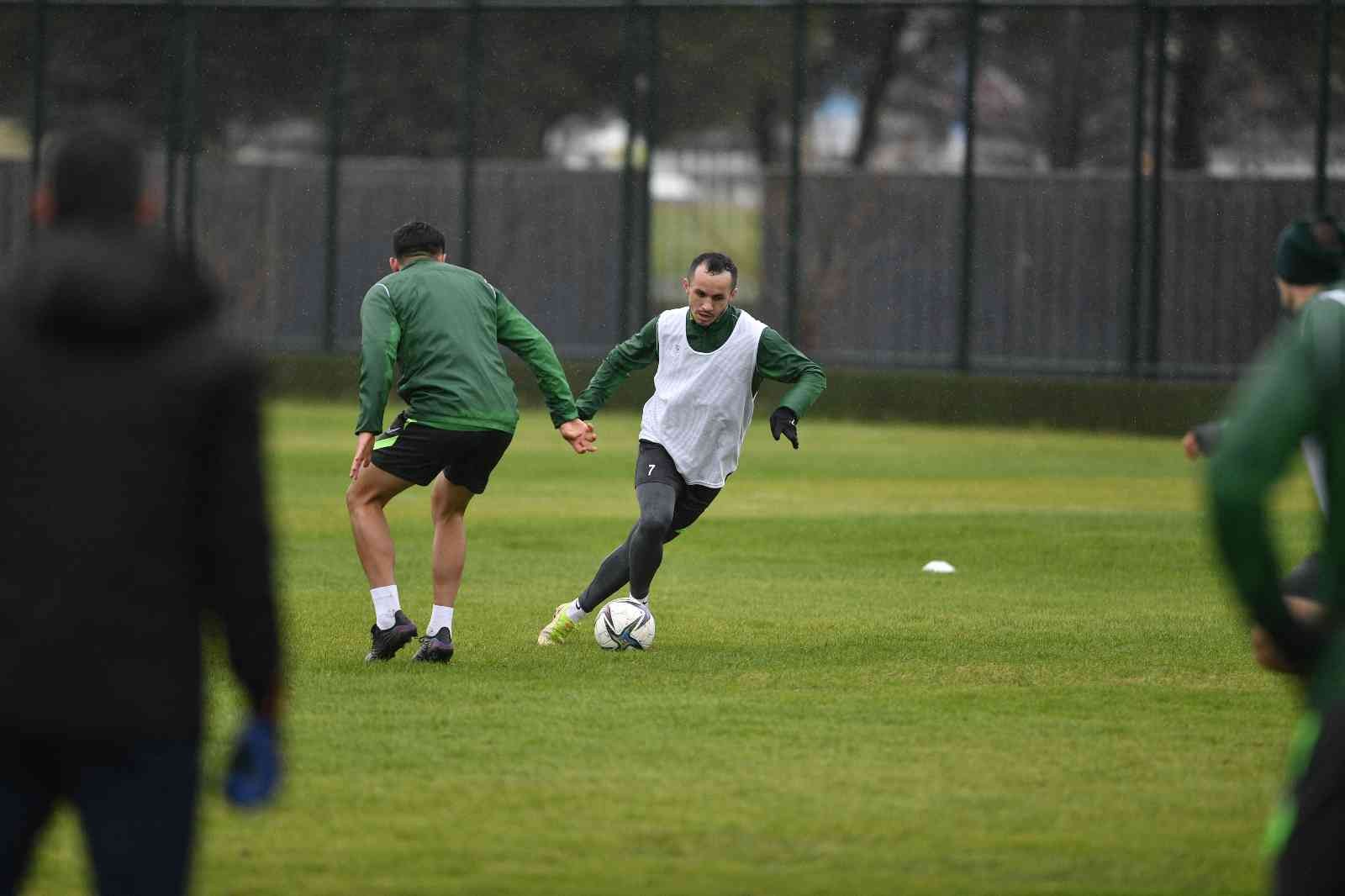 Bursaspor, Spor Toto 1. Lig’in 27. haftasında karşılaşacağı Boluspor maçının hazırlıklarına bugün yaptığı çift idmanla tamamladı. Yeşil-beyazlı ...