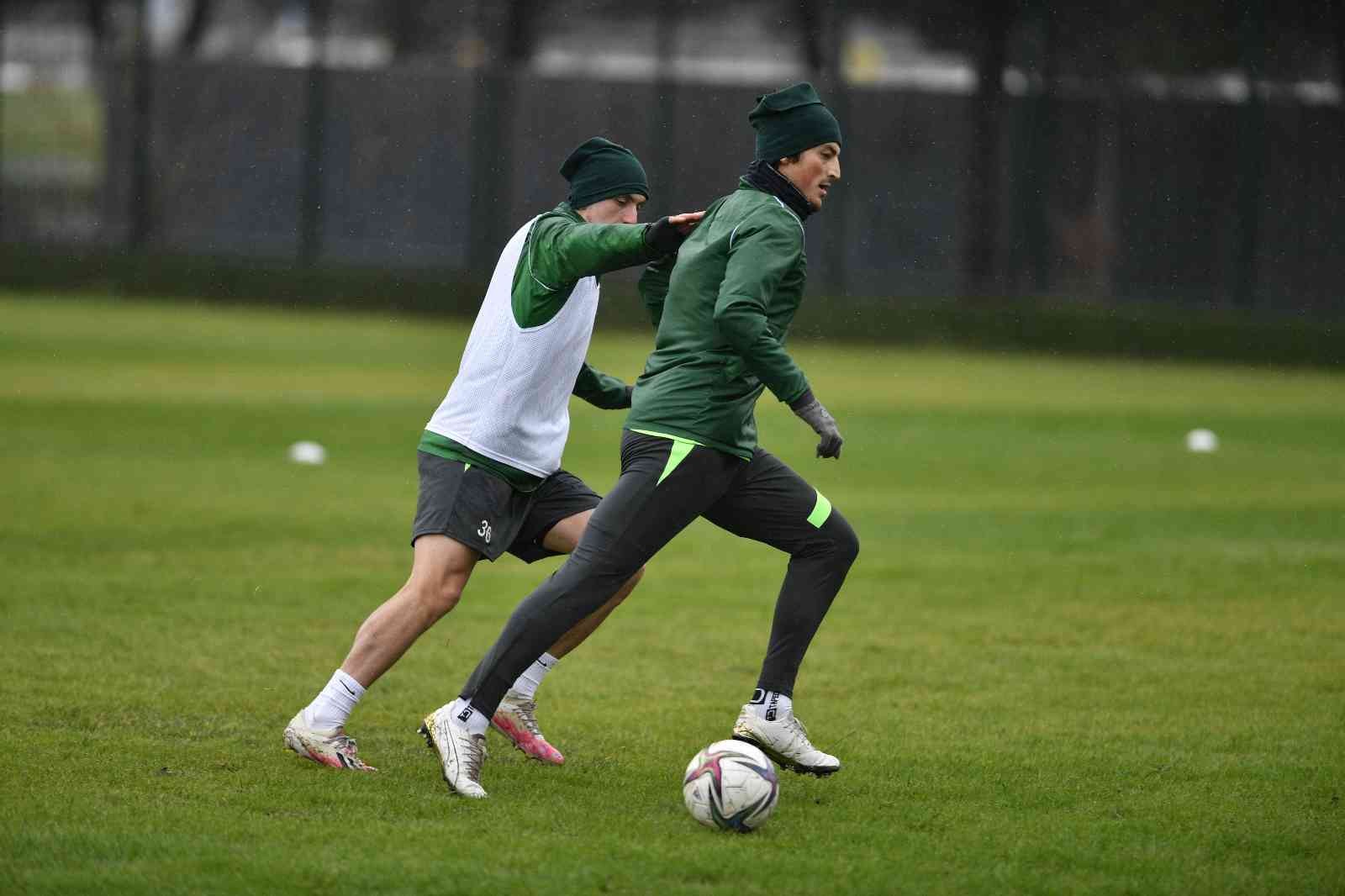 Bursaspor, Spor Toto 1. Lig’in 27. haftasında karşılaşacağı Boluspor maçının hazırlıklarına bugün yaptığı çift idmanla tamamladı. Yeşil-beyazlı ...