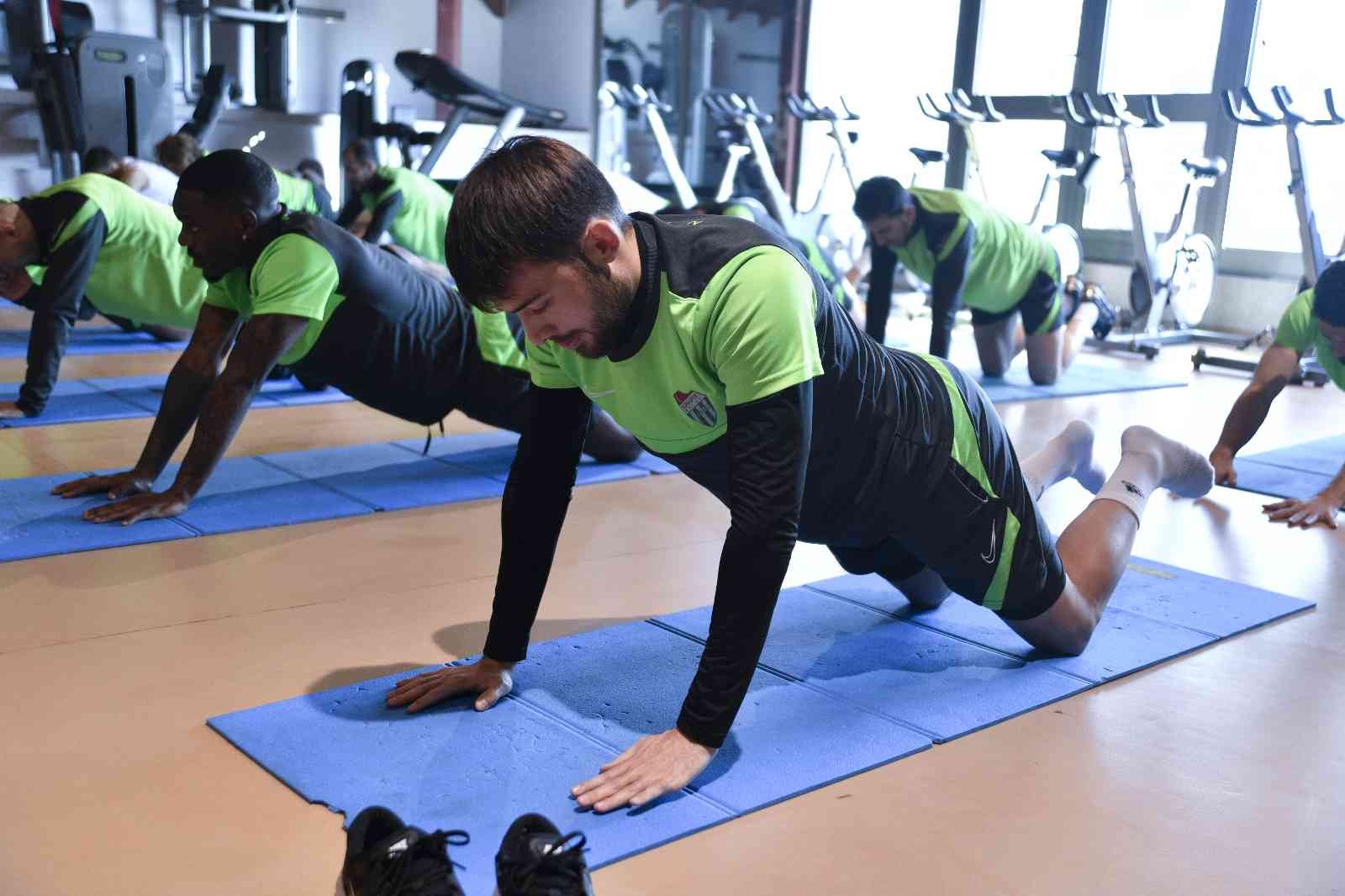 Boluspor maçı hazırlıklarını sürdüren Bursaspor, günün ilk antrenmanını salonda gerçekleştirdi. Yeşil-beyazlı futbolcular, kuvvet çalıştı. Spor ...