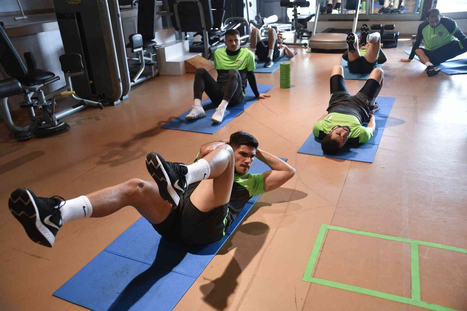 Boluspor maçı hazırlıklarını sürdüren Bursaspor, günün ilk antrenmanını salonda gerçekleştirdi. Yeşil-beyazlı futbolcular, kuvvet çalıştı. Spor ...