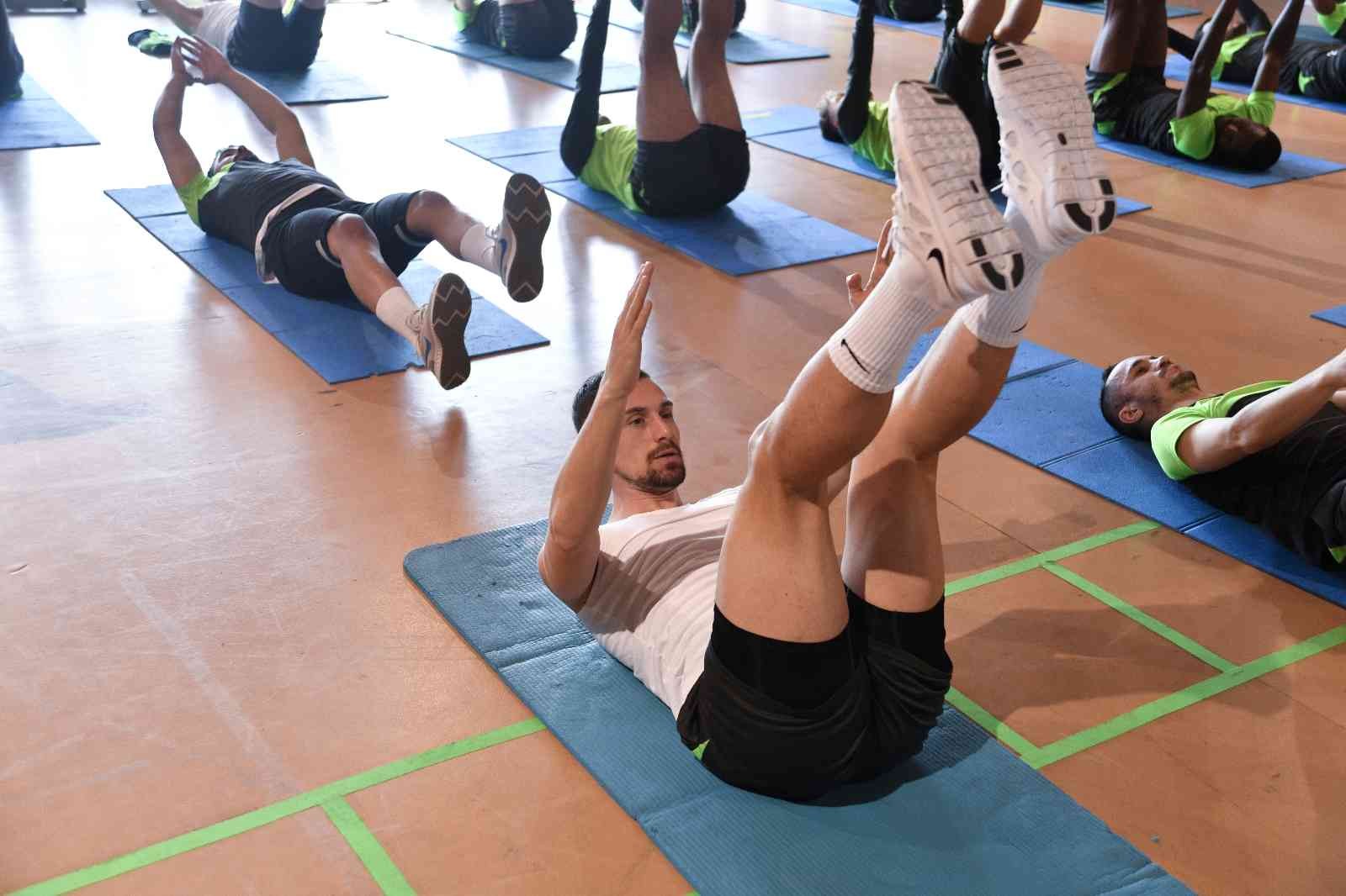 Boluspor maçı hazırlıklarını sürdüren Bursaspor, günün ilk antrenmanını salonda gerçekleştirdi. Yeşil-beyazlı futbolcular, kuvvet çalıştı. Spor ...