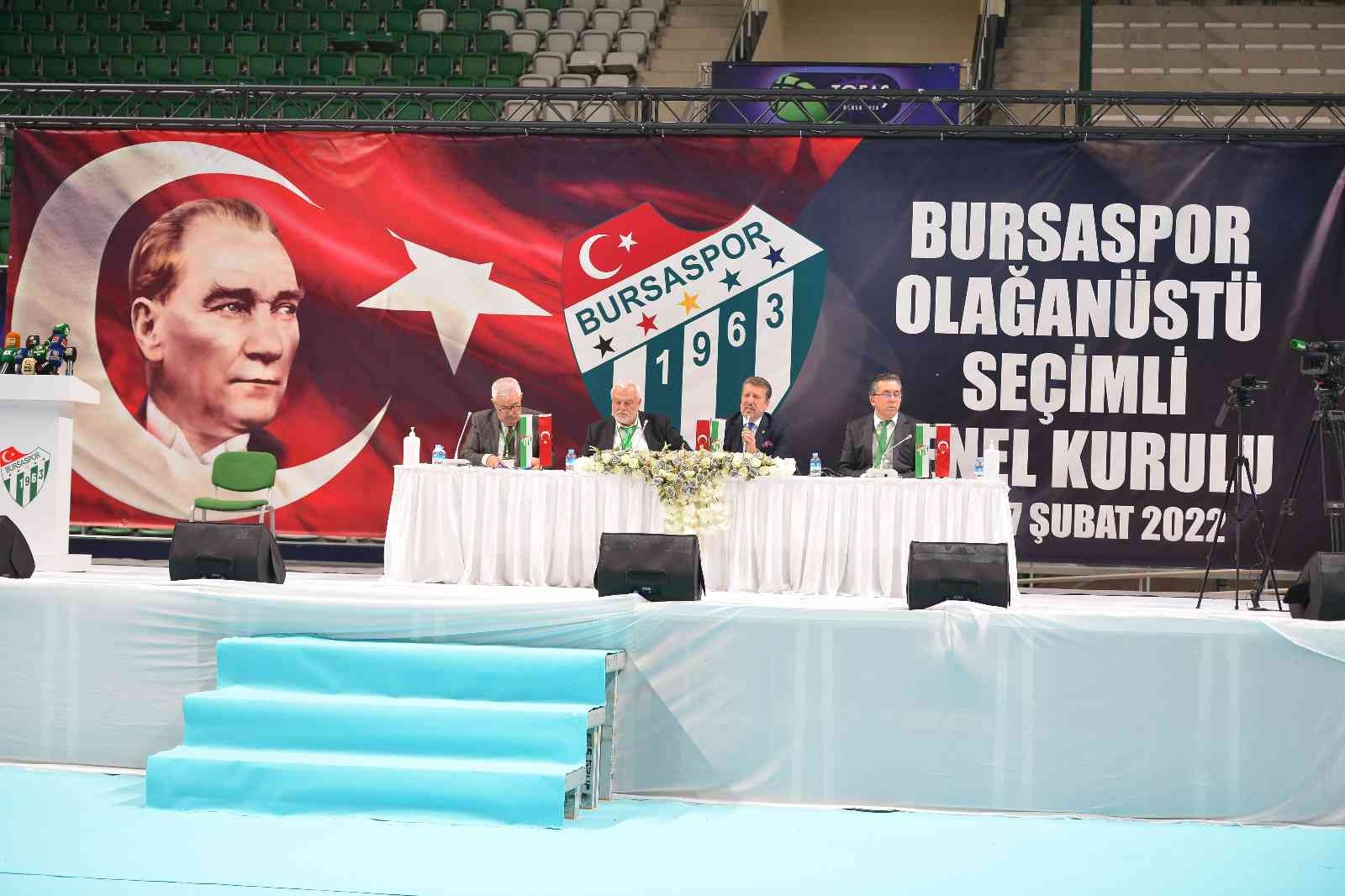 Bursaspor Kulübü Olağanüstü Genel Kurulu gerçekleşti. Seçime tek aday olarak giren Ömer Furkan Banaz, yeşil-beyazlı kulübün 30. başkanı oldu ...