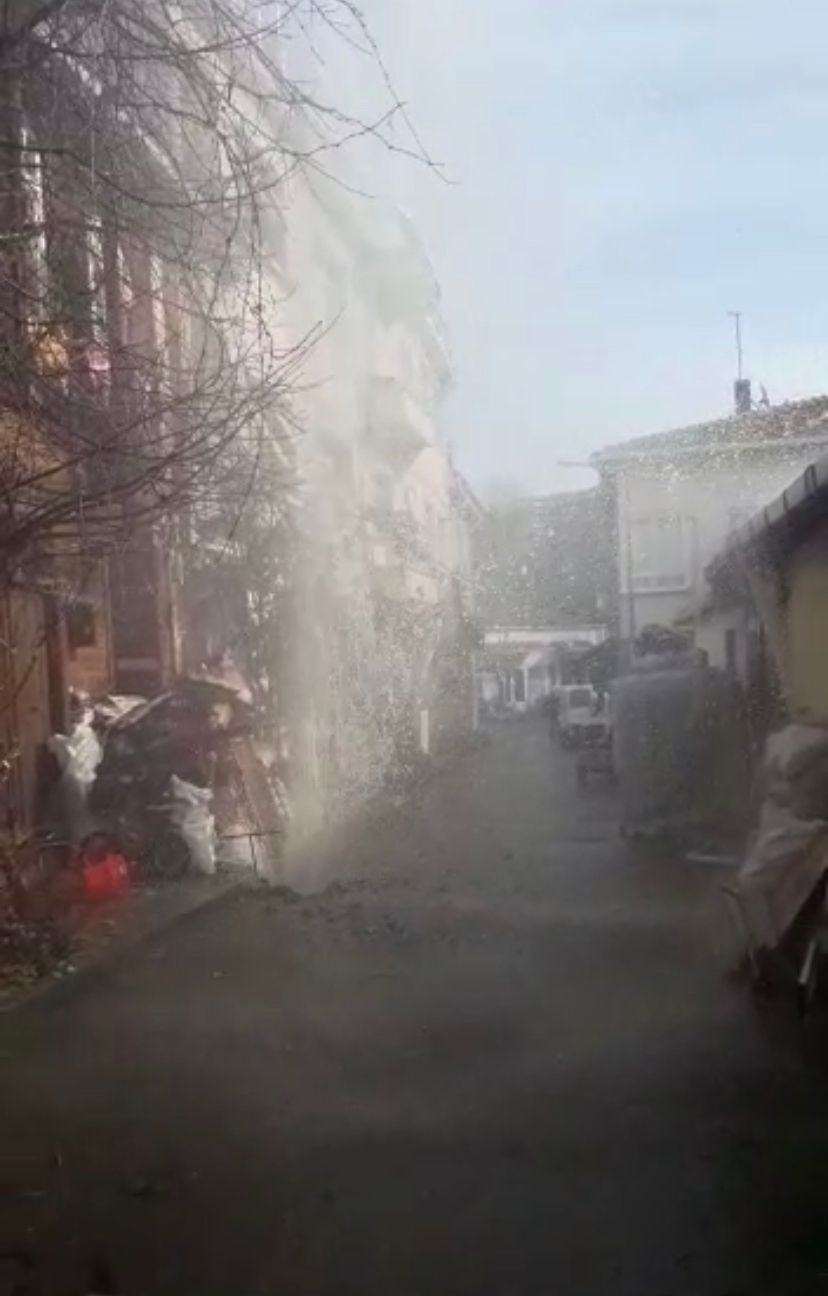 Büyükada’da İSKİ borusu patladı. Tazyikli su metrelerce yükseğe fışkırırken, bazı daireler basınçlı su nedeniyle olumsuz etkilendi. O anlar cep ...