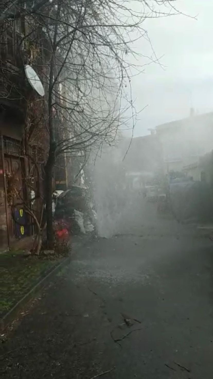 Büyükada’da İSKİ borusu patladı. Tazyikli su metrelerce yükseğe fışkırırken, bazı daireler basınçlı su nedeniyle olumsuz etkilendi. O anlar cep ...