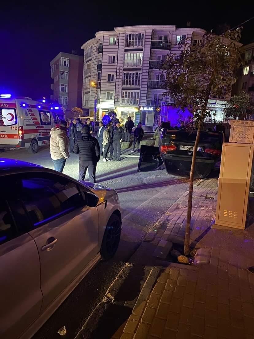 Büyükçekmece’de virajı alamayan otomobil, kontrolden çıkarak devrildi. Kaza anı güvenlik kamerası tarafından saniye saniye kaydedildi. Kaza ...