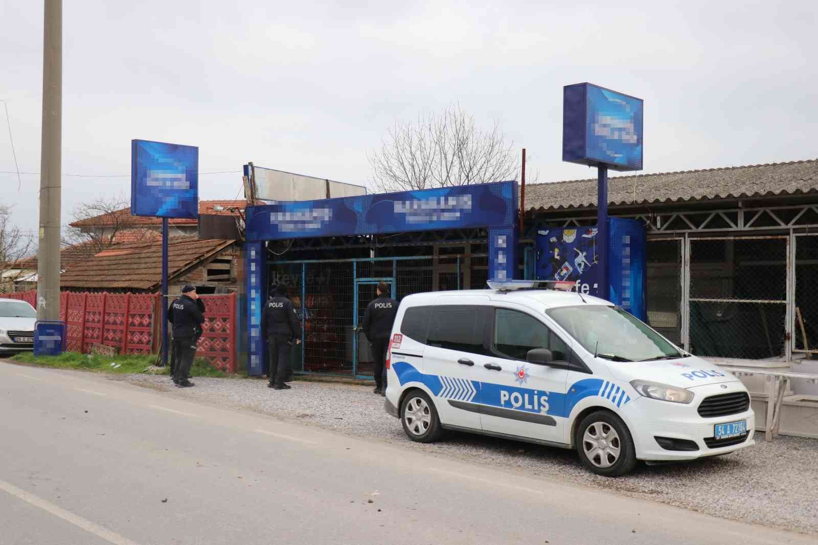 Sakarya’nın Adapazarı ilçesinde cadde üzerinde dolmuş beklediği öğrenilen bir kişi otomobilden açılan ateş neticesinde yaralandı. Yaralı ...